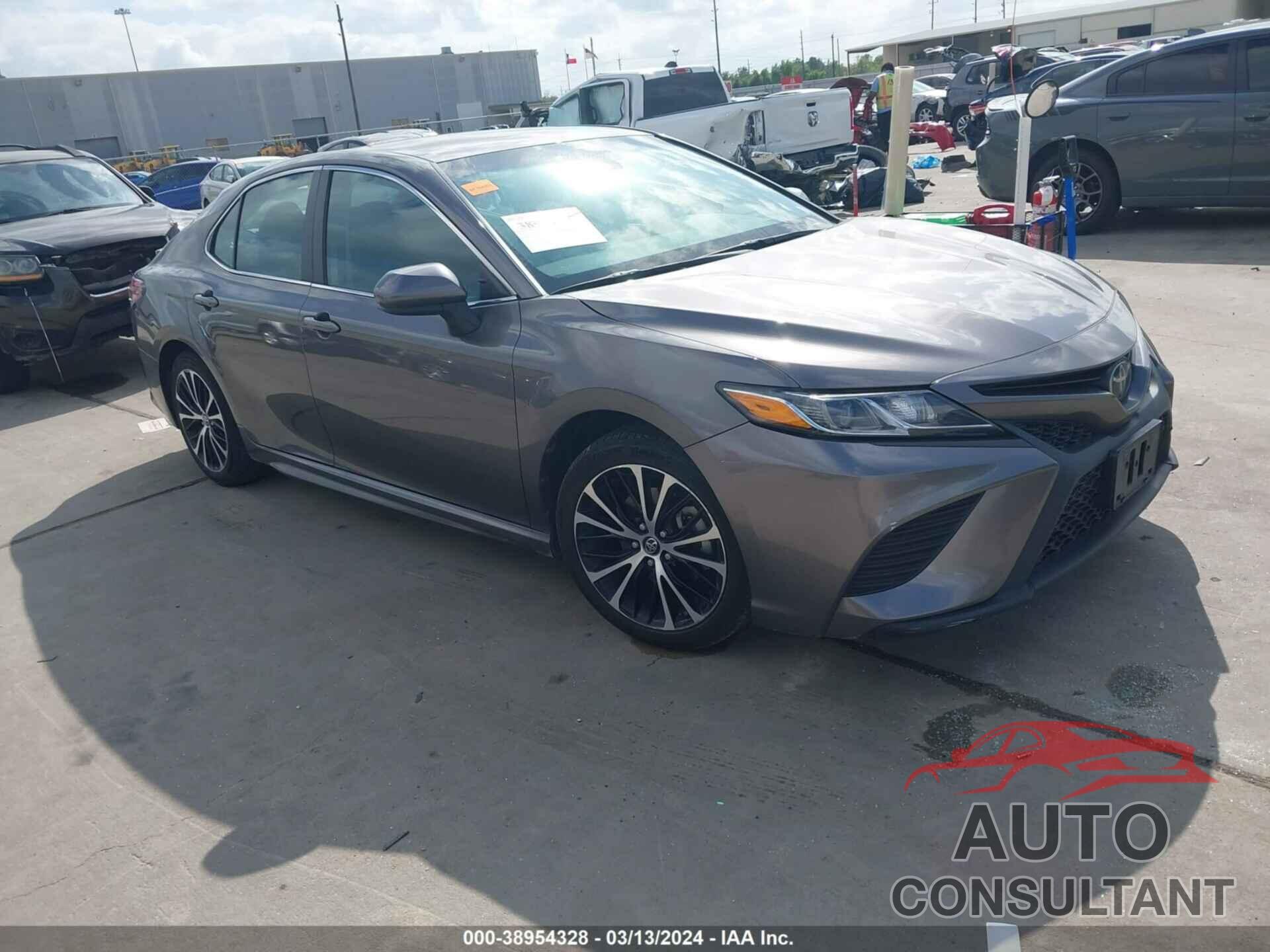 TOYOTA CAMRY 2018 - 4T1B11HK7JU564901