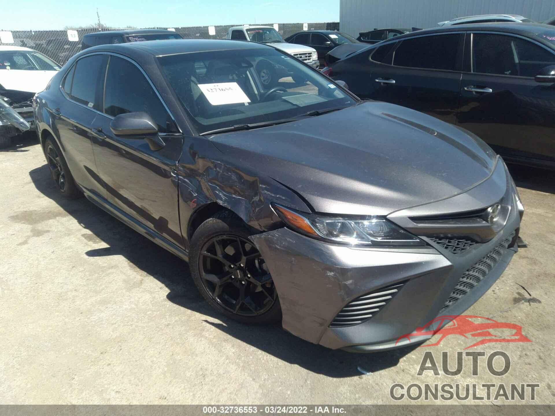 TOYOTA CAMRY 2018 - 4T1B11HK0JU024273