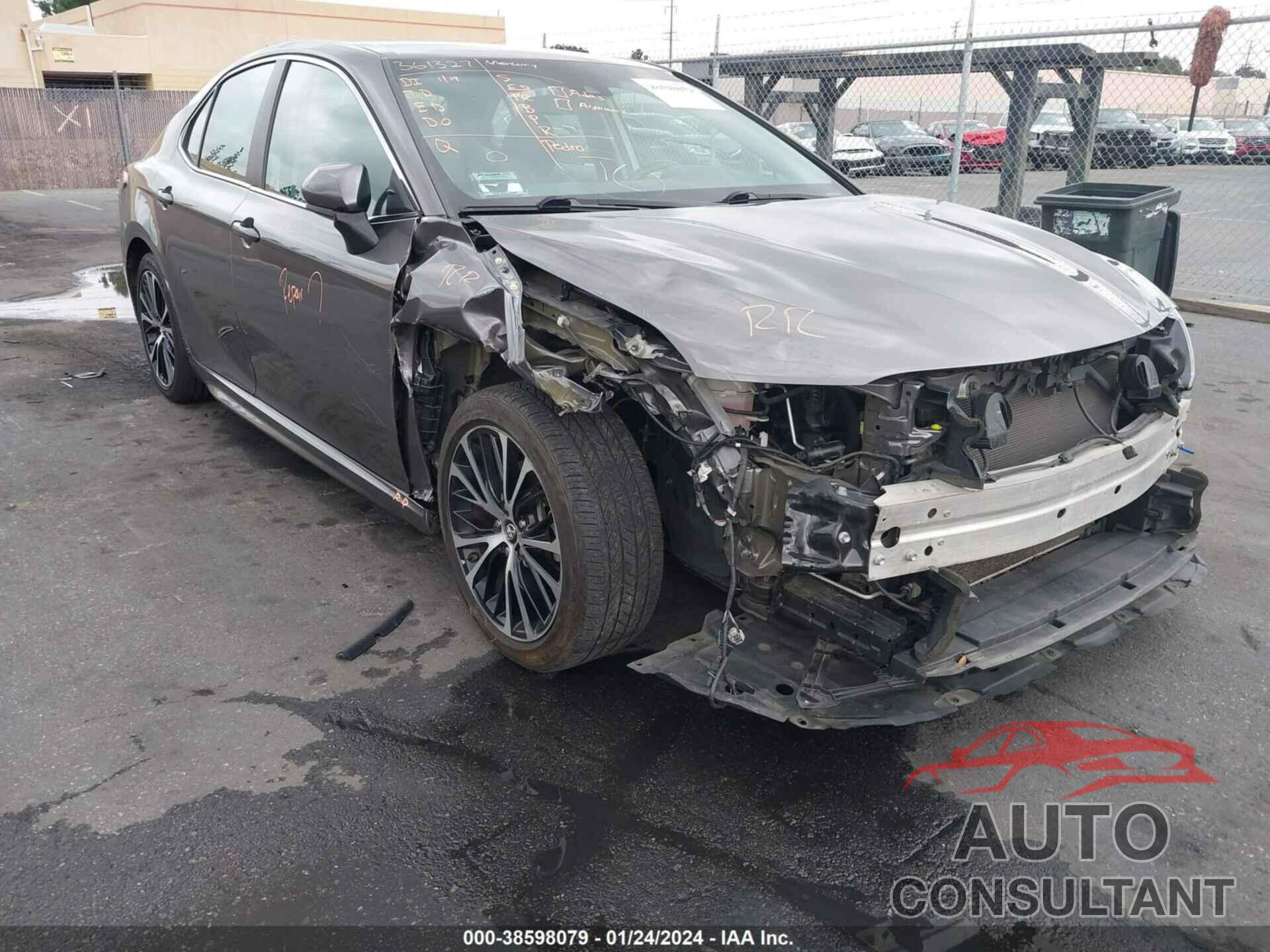TOYOTA CAMRY 2018 - 4T1B11HK8JU506117