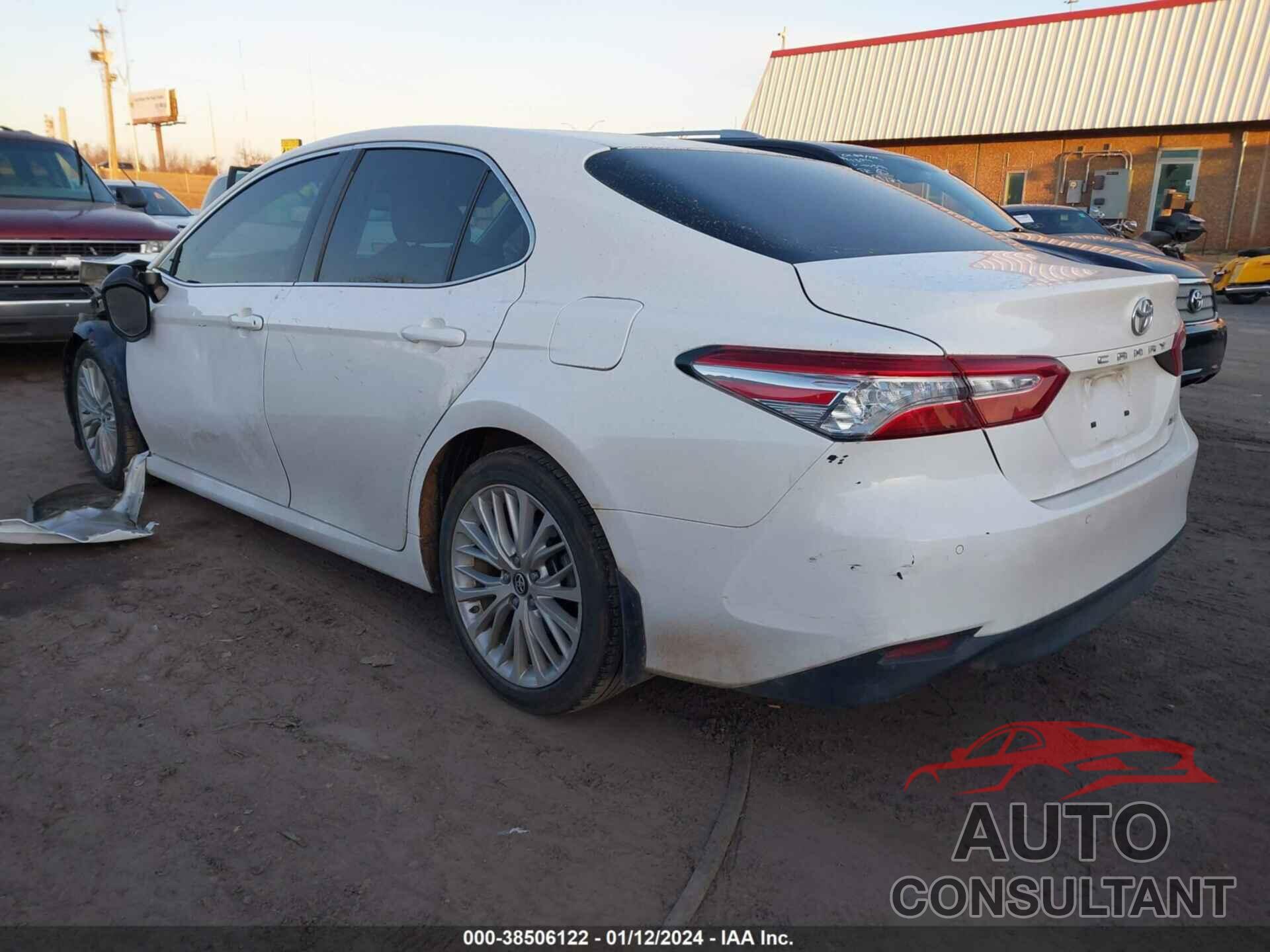 TOYOTA CAMRY 2018 - 4T1B11HK8JU043931