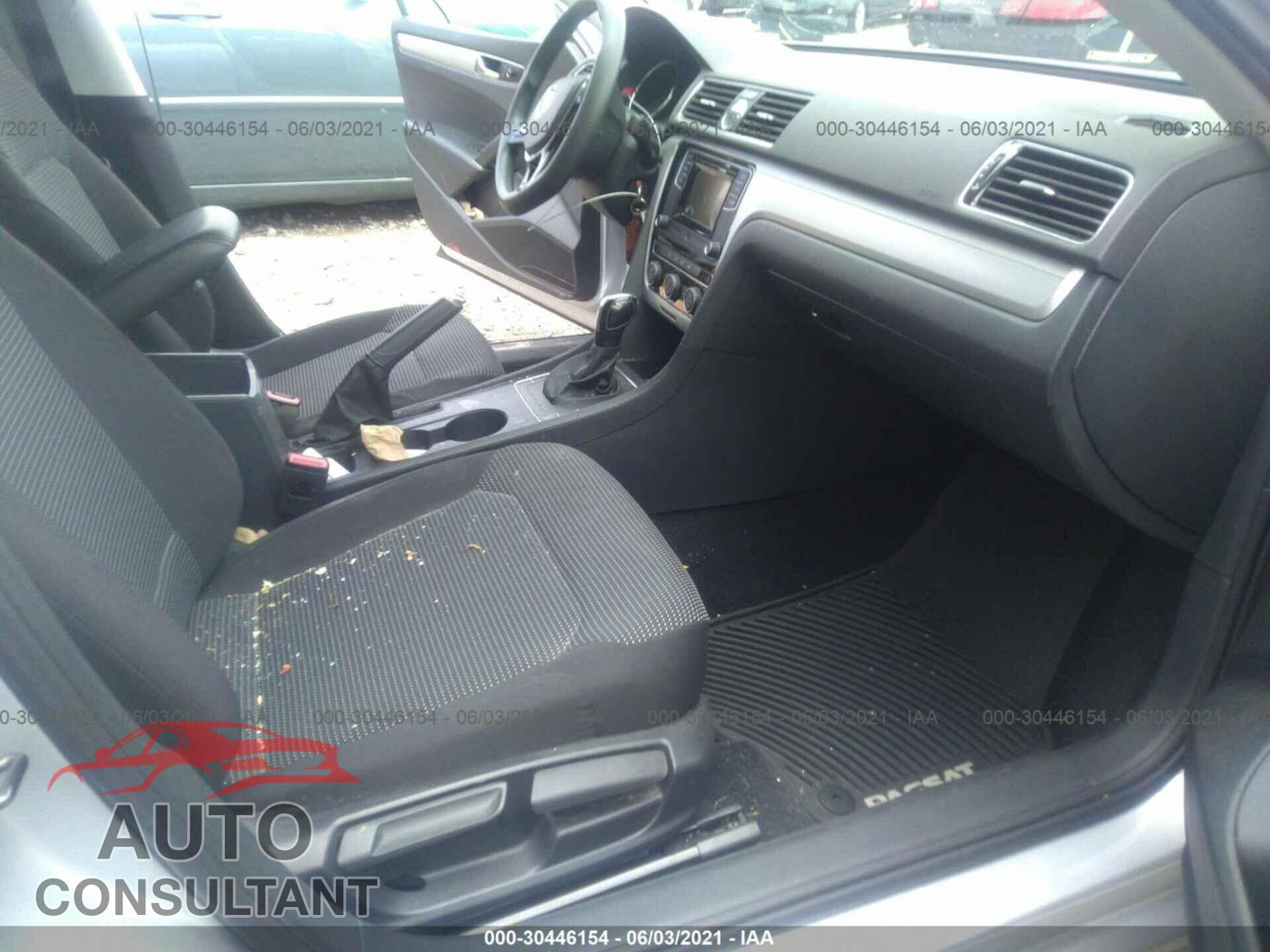 VOLKSWAGEN PASSAT 2017 - 1VWAT7A38HC029430