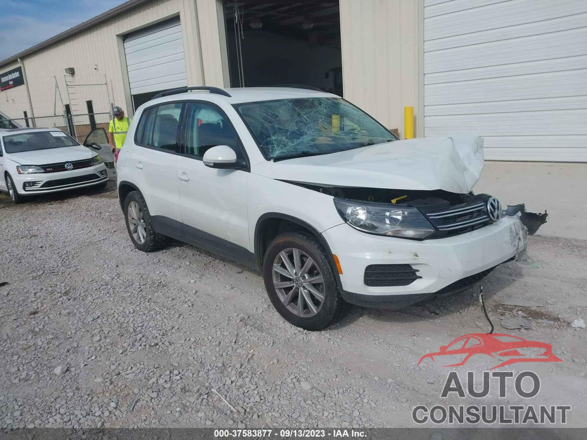 VOLKSWAGEN TIGUAN LIMITED 2018 - WVGAV7AX1JK000133