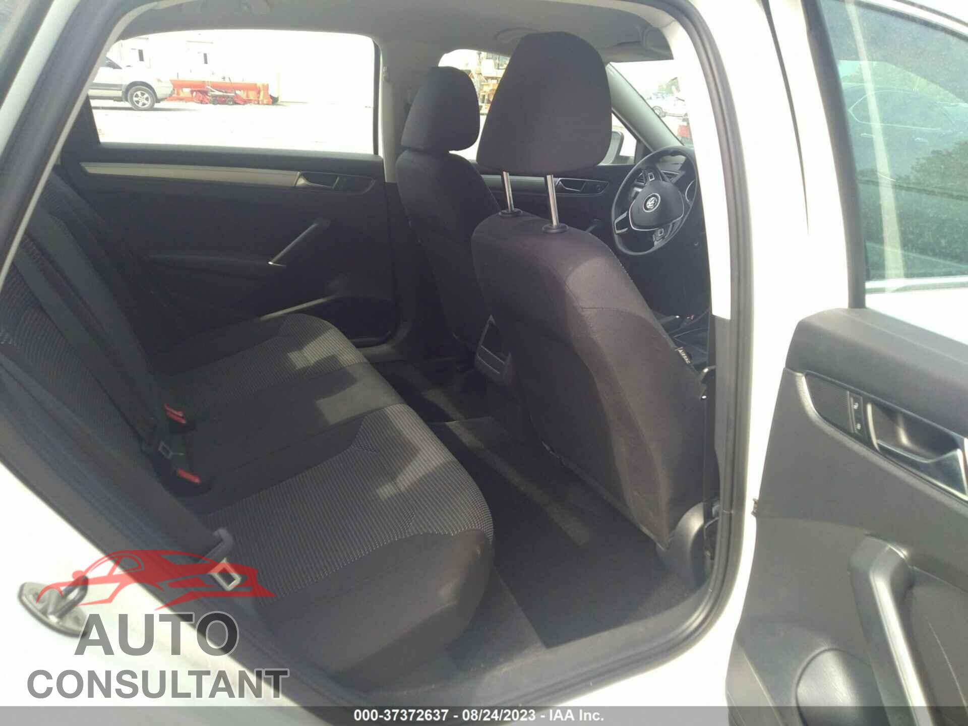 VOLKSWAGEN PASSAT 2017 - 1VWAT7A33HC001261
