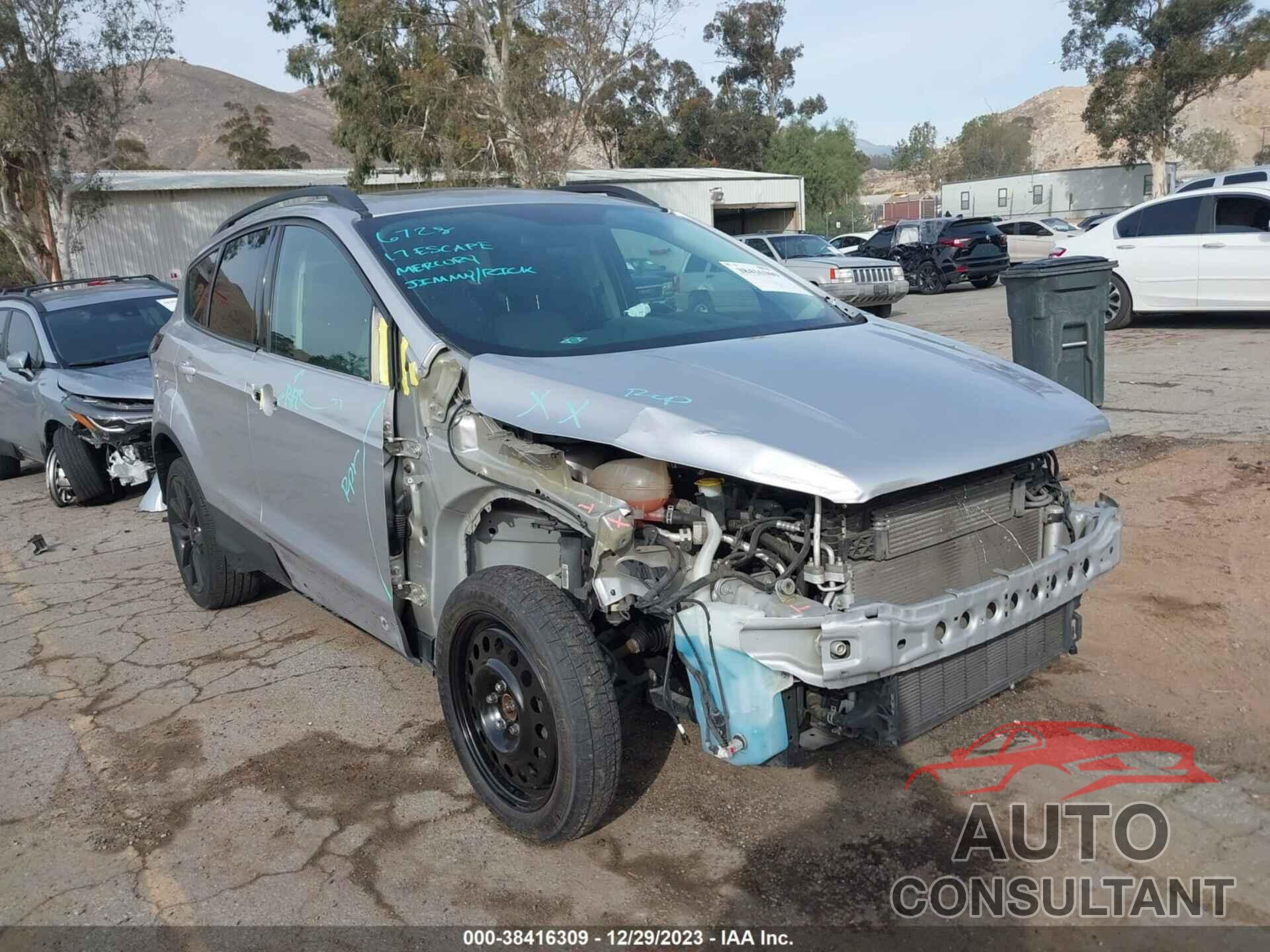 FORD ESCAPE 2017 - 1FMCU0GD8HUC27043