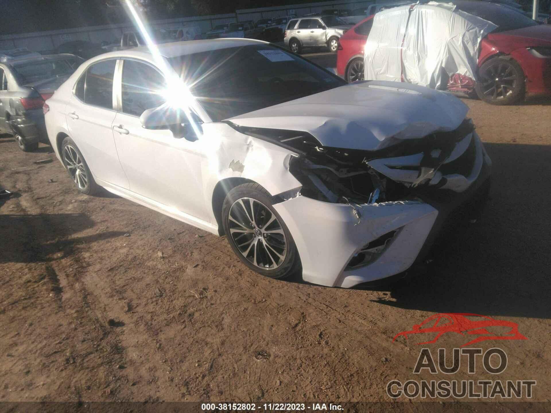 TOYOTA CAMRY 2018 - 4T1B11HK0JU038190