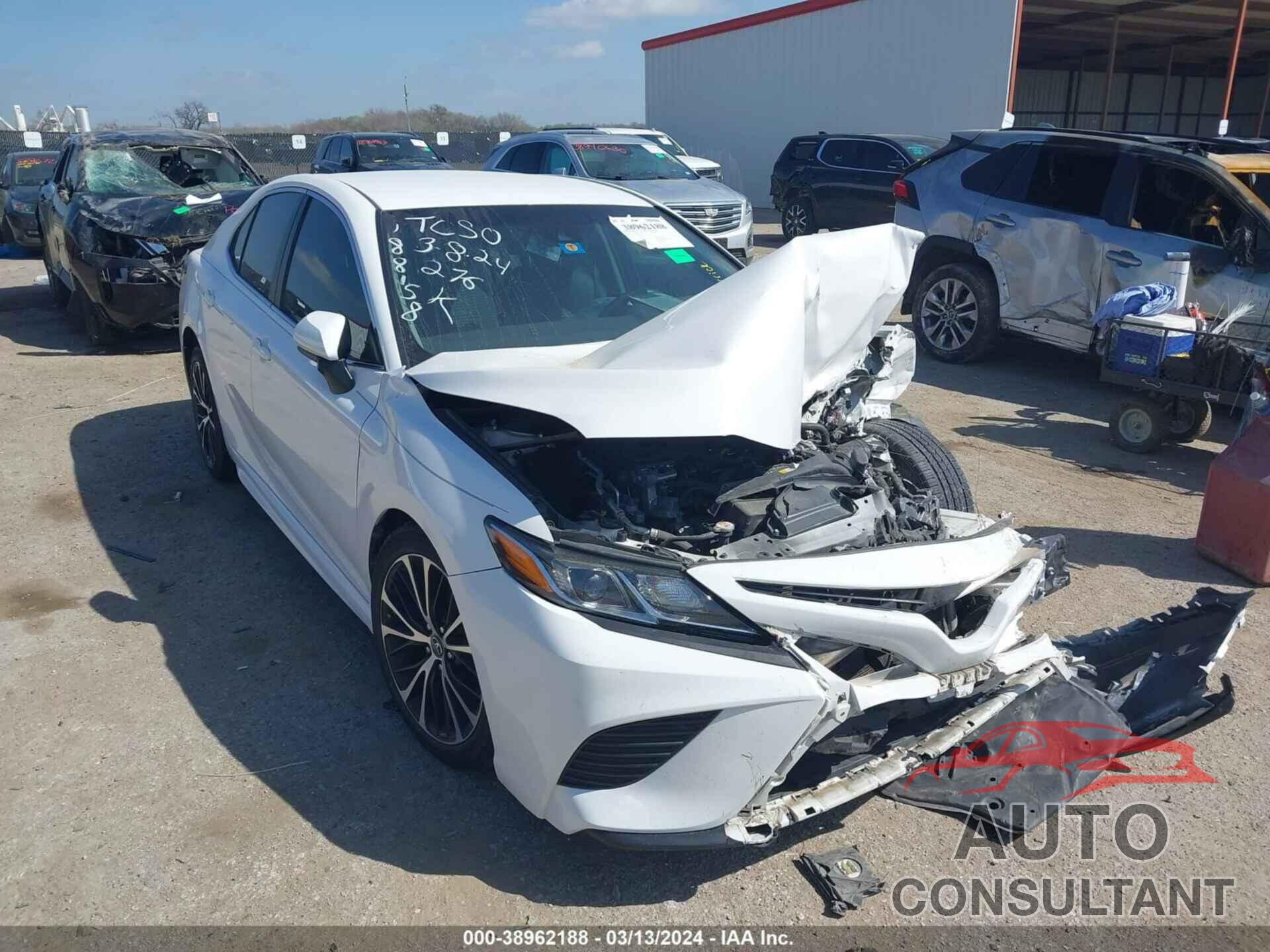 TOYOTA CAMRY 2018 - 4T1B11HK4JU650800
