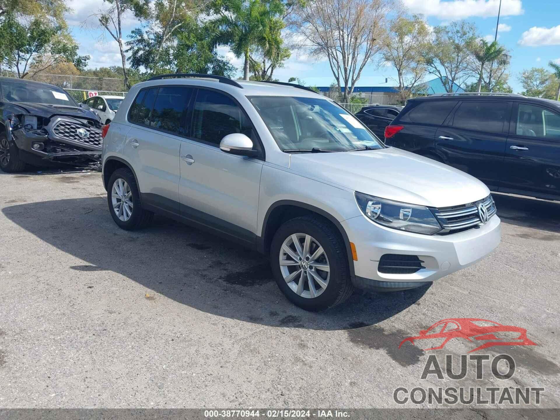 VOLKSWAGEN TIGUAN 2017 - WVGAV7AX5HK053251