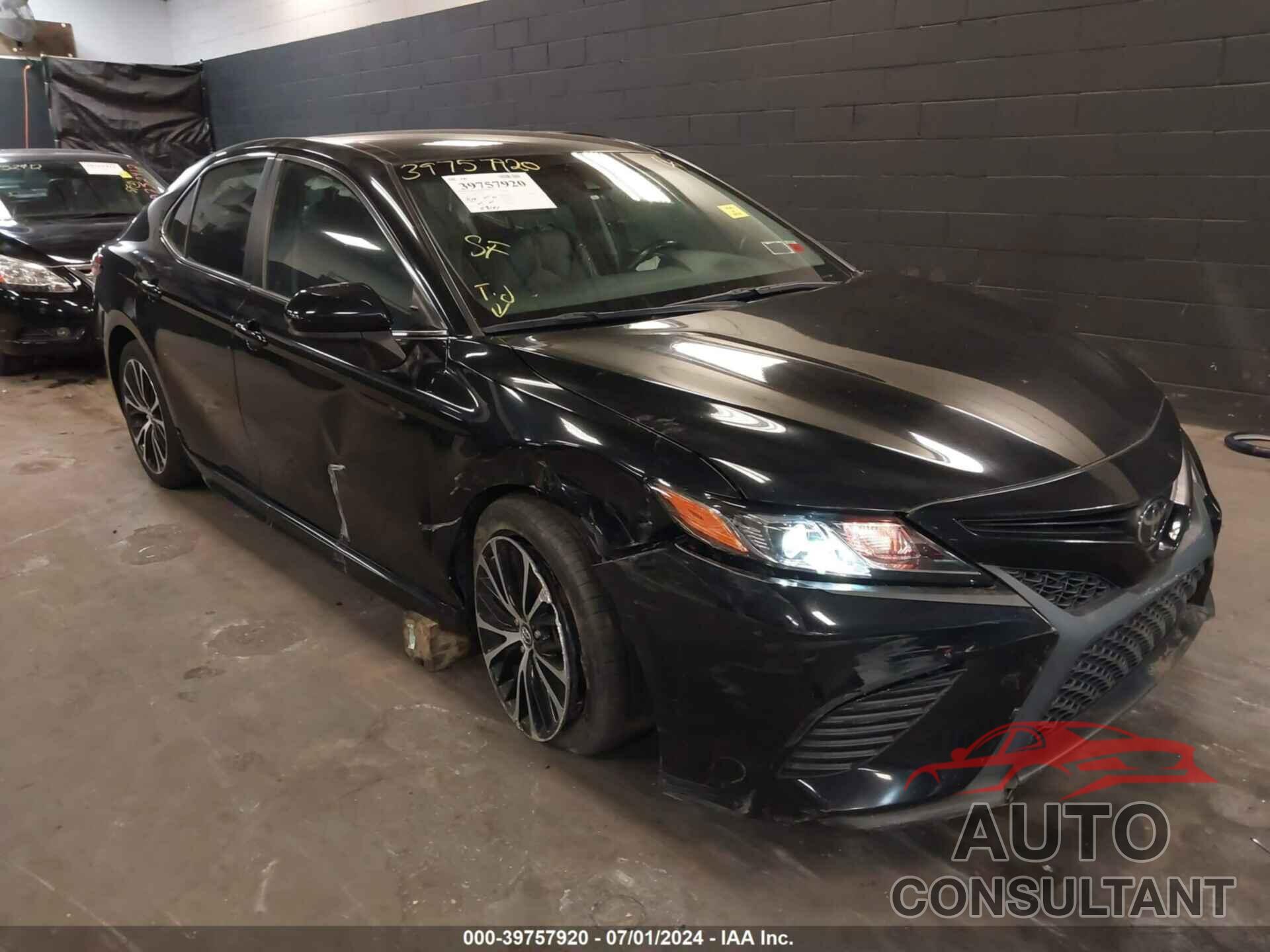 TOYOTA CAMRY 2018 - 4T1B11HK8JU519790