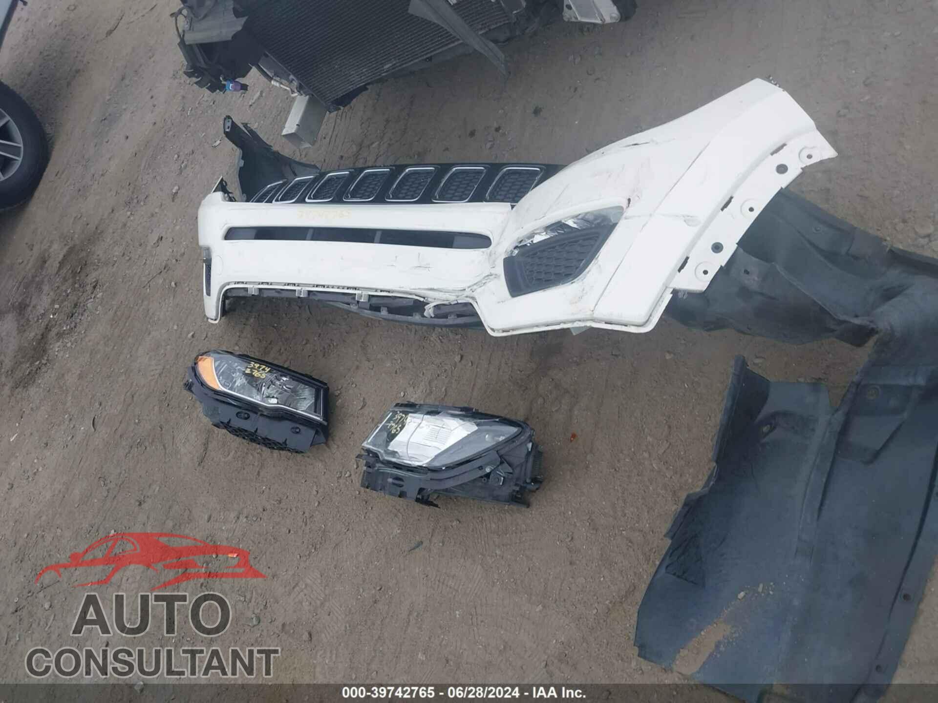 JEEP COMPASS 2018 - 3C4NJCAB5JT495420