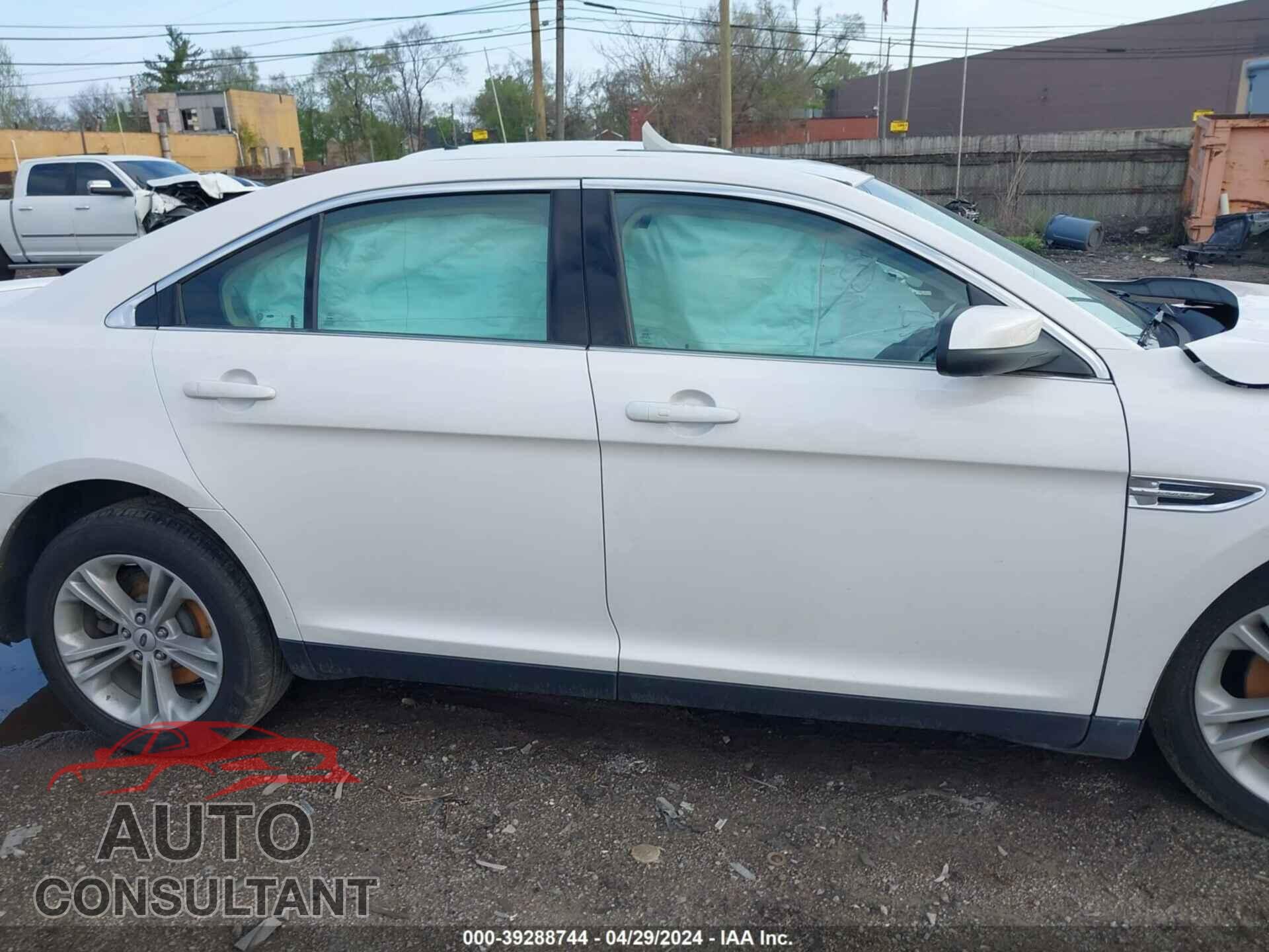 FORD TAURUS 2018 - 1FAHP2E89JG117129