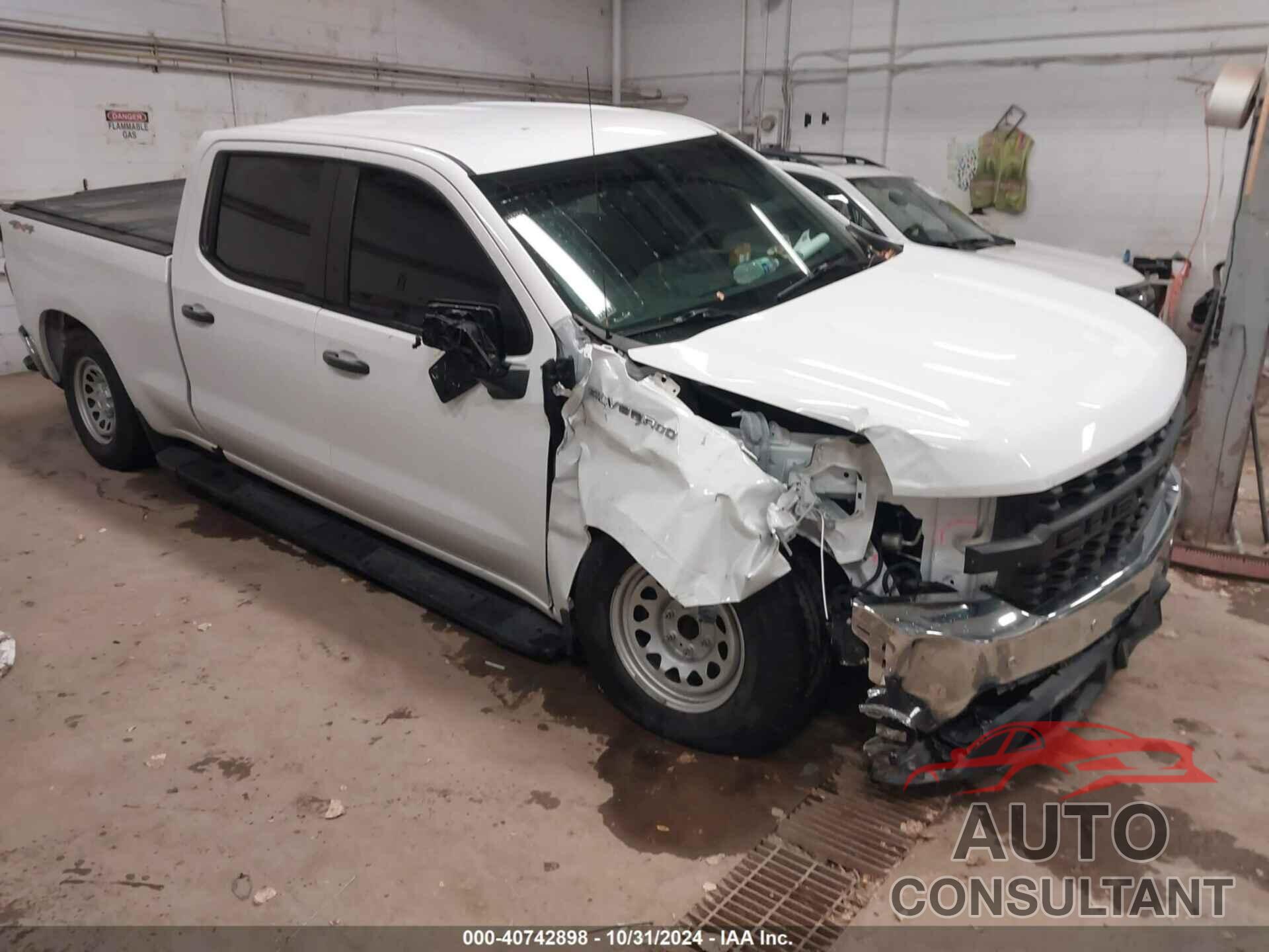 CHEVROLET SILVERADO 1500 2021 - 1GCPYAEHXMZ233087