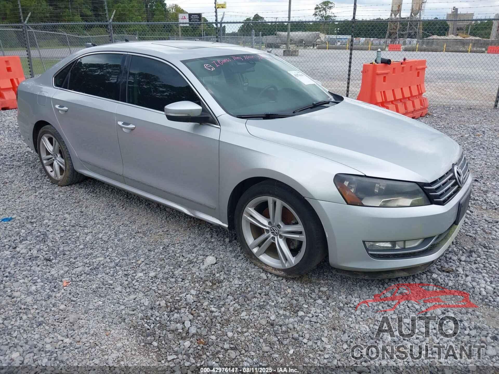 VOLKSWAGEN PASSAT 2015 - 1VWCV7A33FC070824