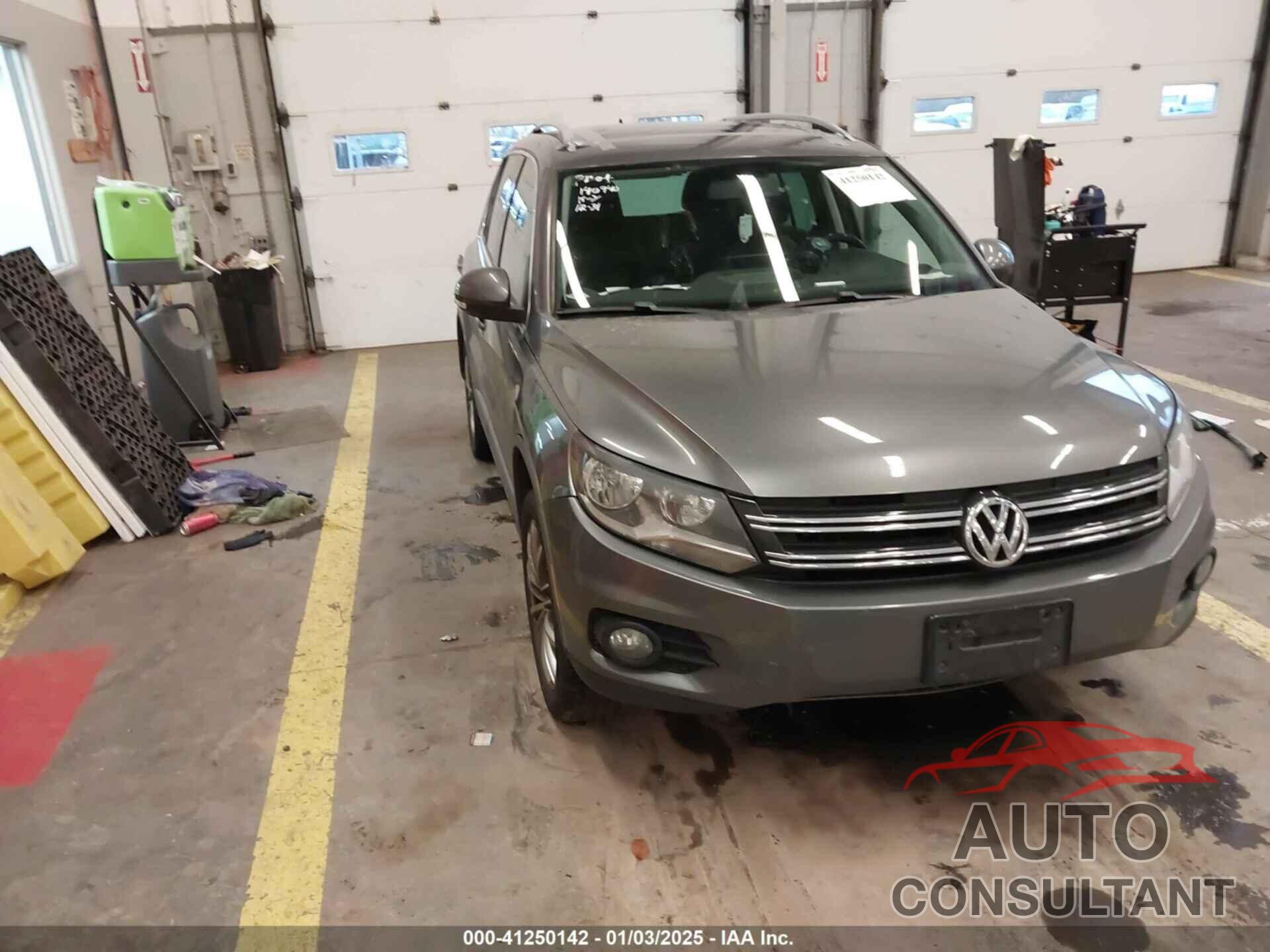 VOLKSWAGEN TIGUAN 2012 - WVGBV7AX7CW103623