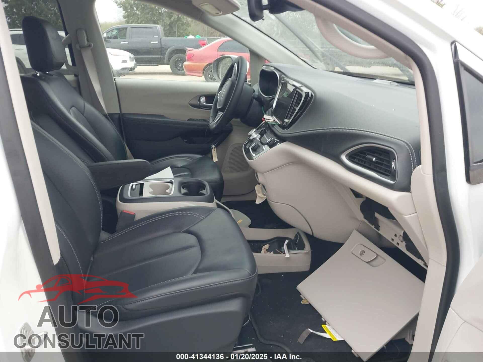 CHRYSLER PACIFICA HYBRID 2023 - 2C4RC1L7XPR588776