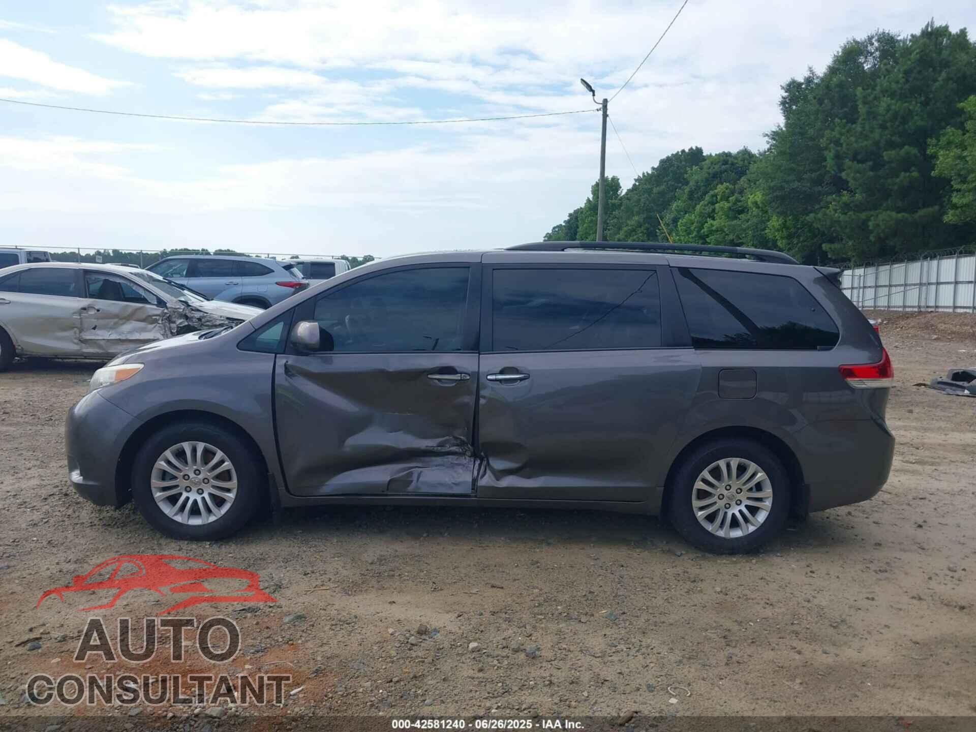 TOYOTA SIENNA 2013 - 5TDYK3DC8DS386897
