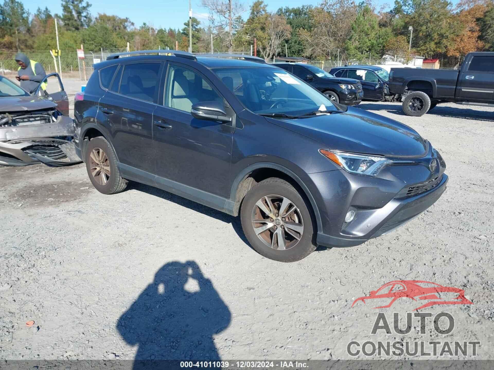 TOYOTA RAV4 2017 - JTMWFREV6HJ128279