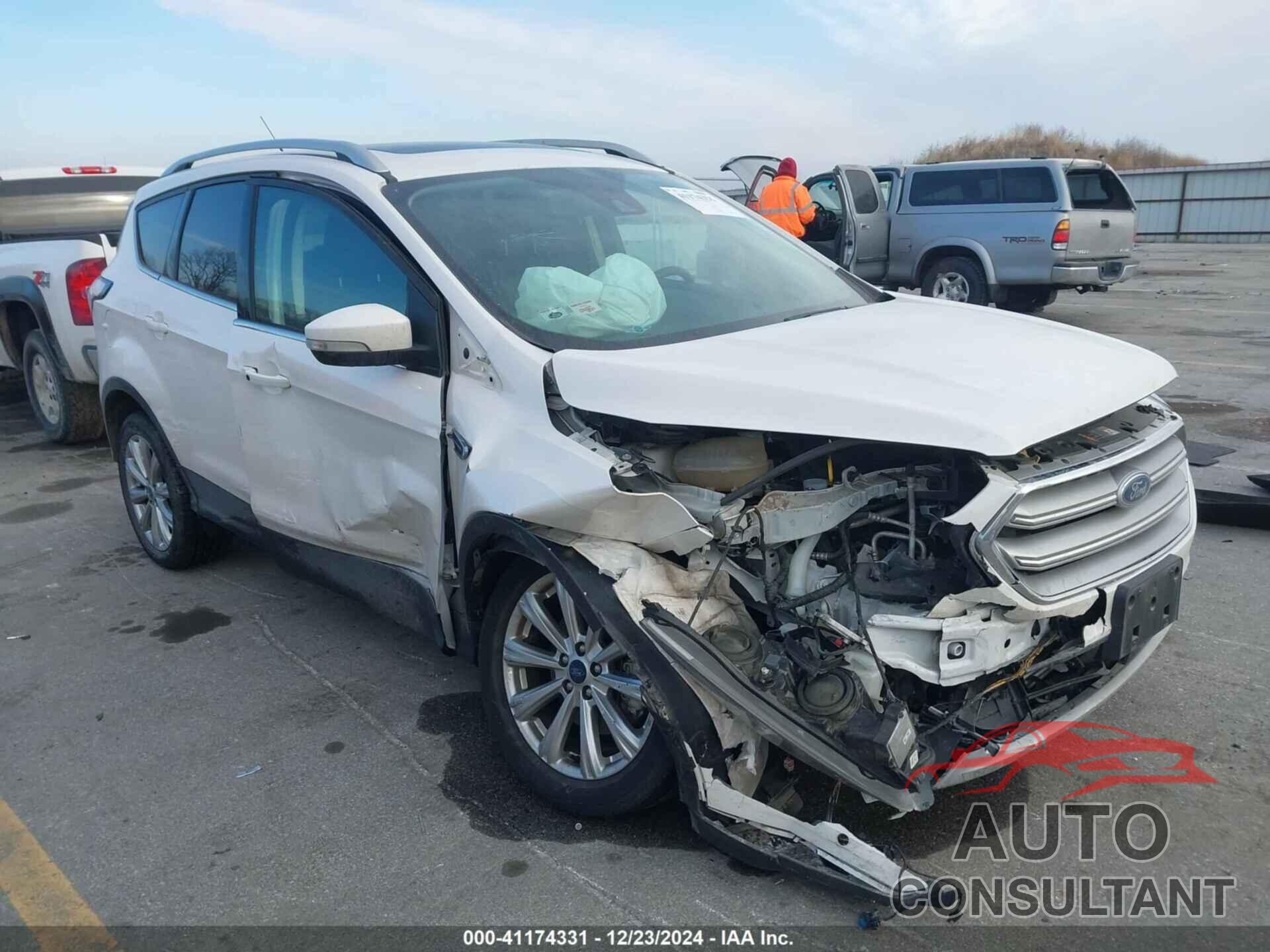 FORD ESCAPE 2017 - 1FMCU9J92HUB80293