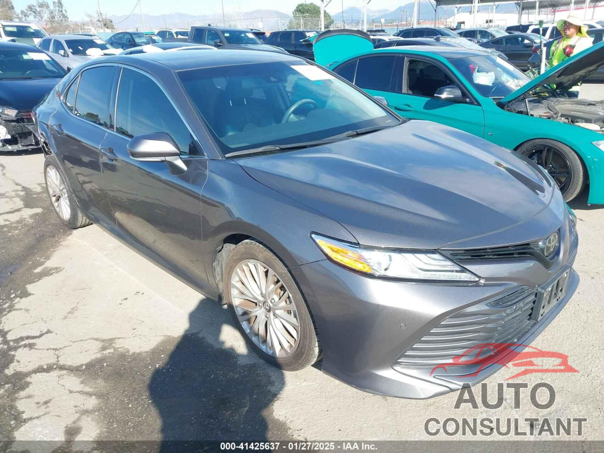 TOYOTA CAMRY 2018 - 4T1B11HK8JU013277