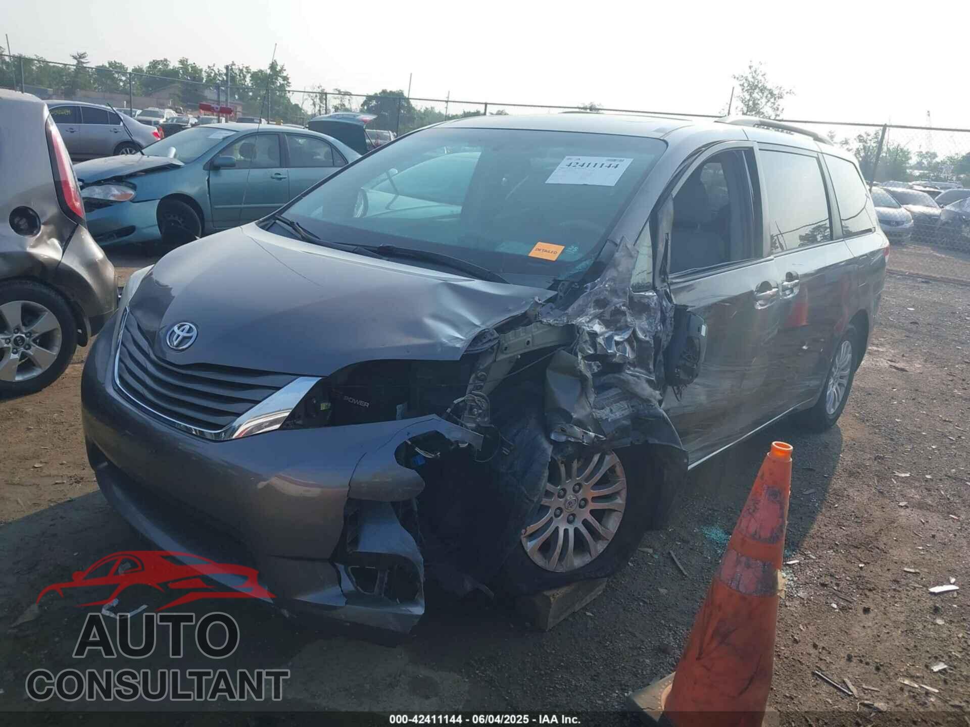 TOYOTA SIENNA 2011 - 5TDYK3DC7BS038411
