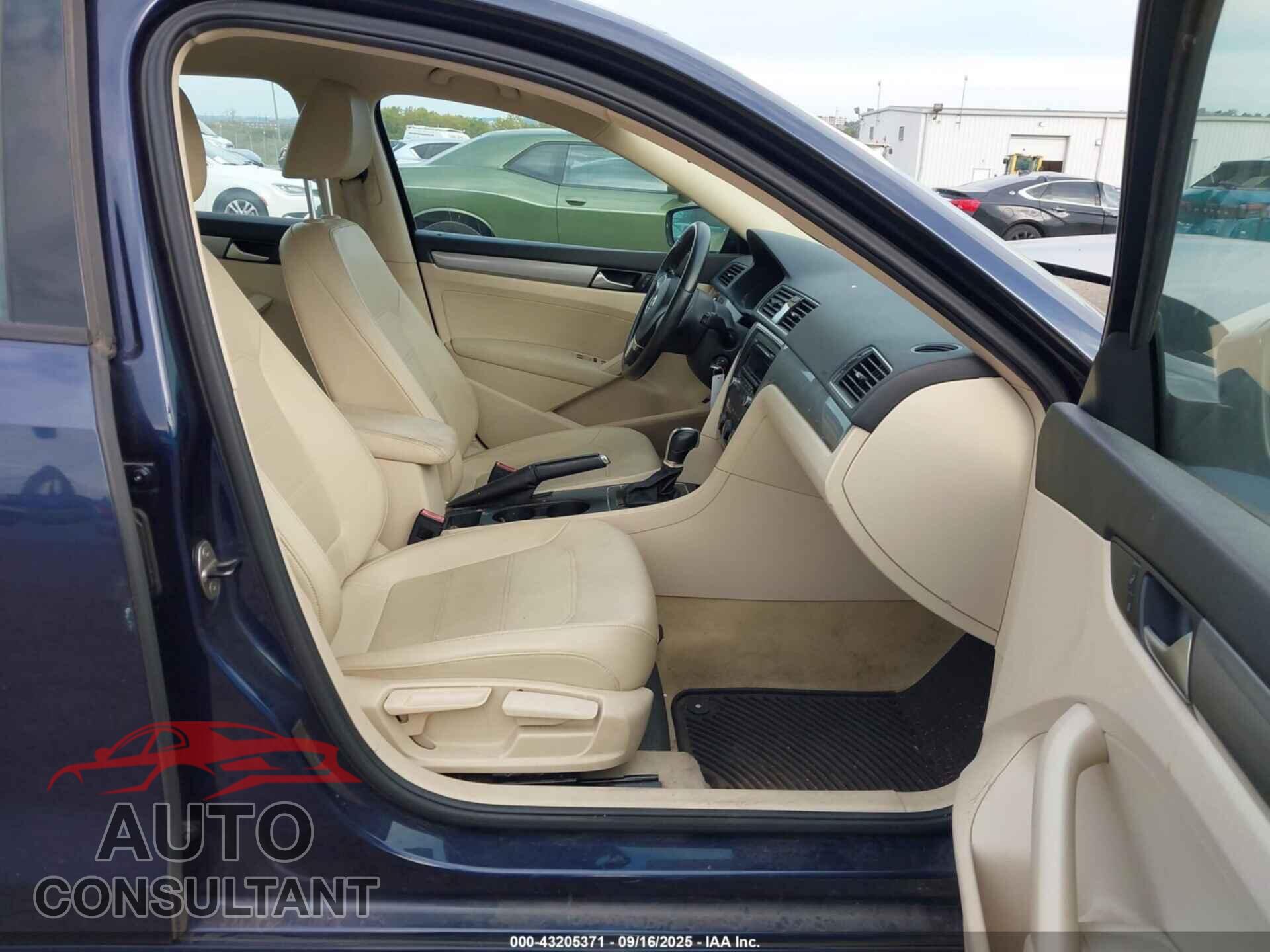 VOLKSWAGEN PASSAT 2015 - 1VWAT7A36FC007715