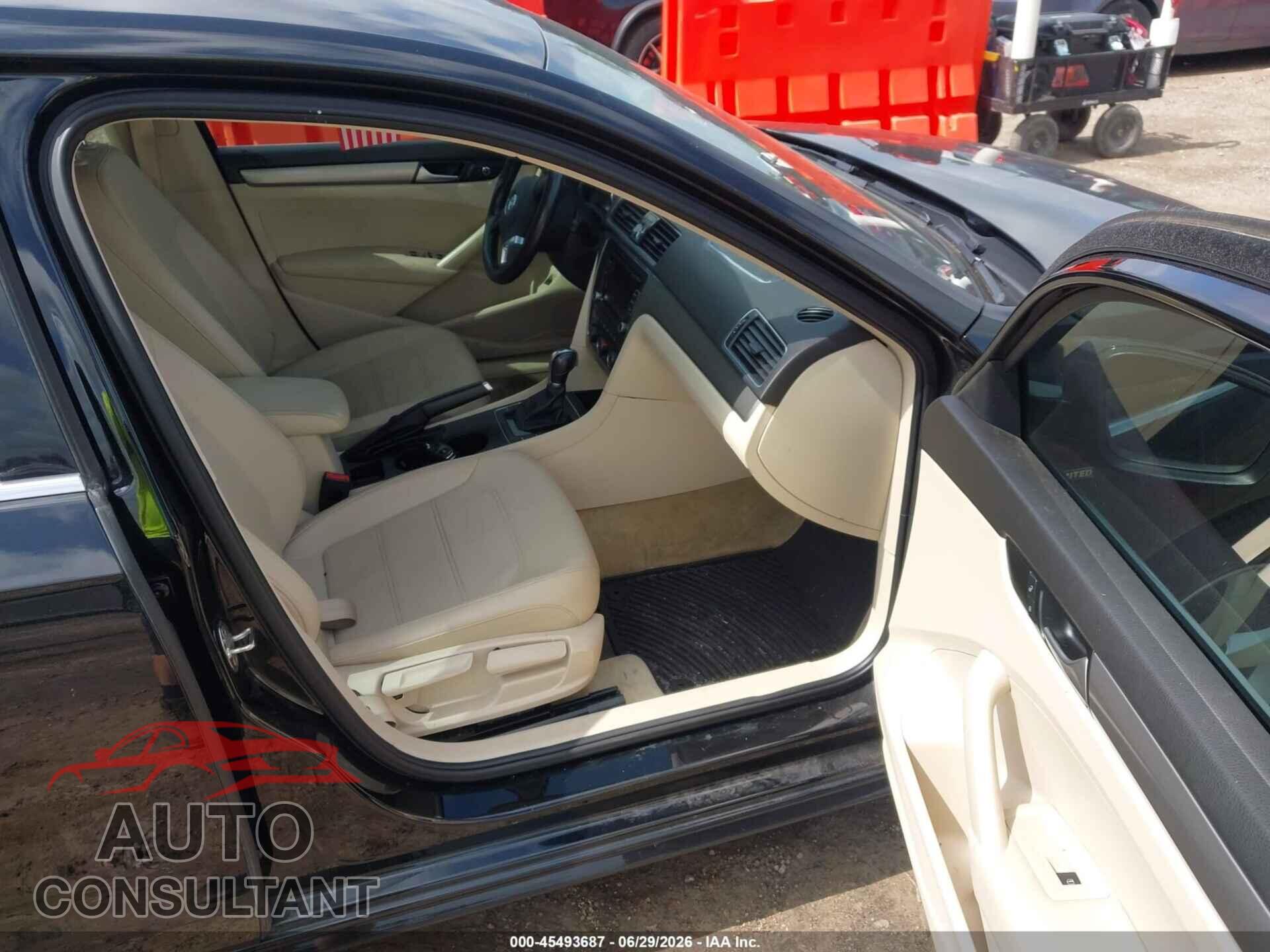 VOLKSWAGEN PASSAT 2015 - 1VWAT7A31FC114560