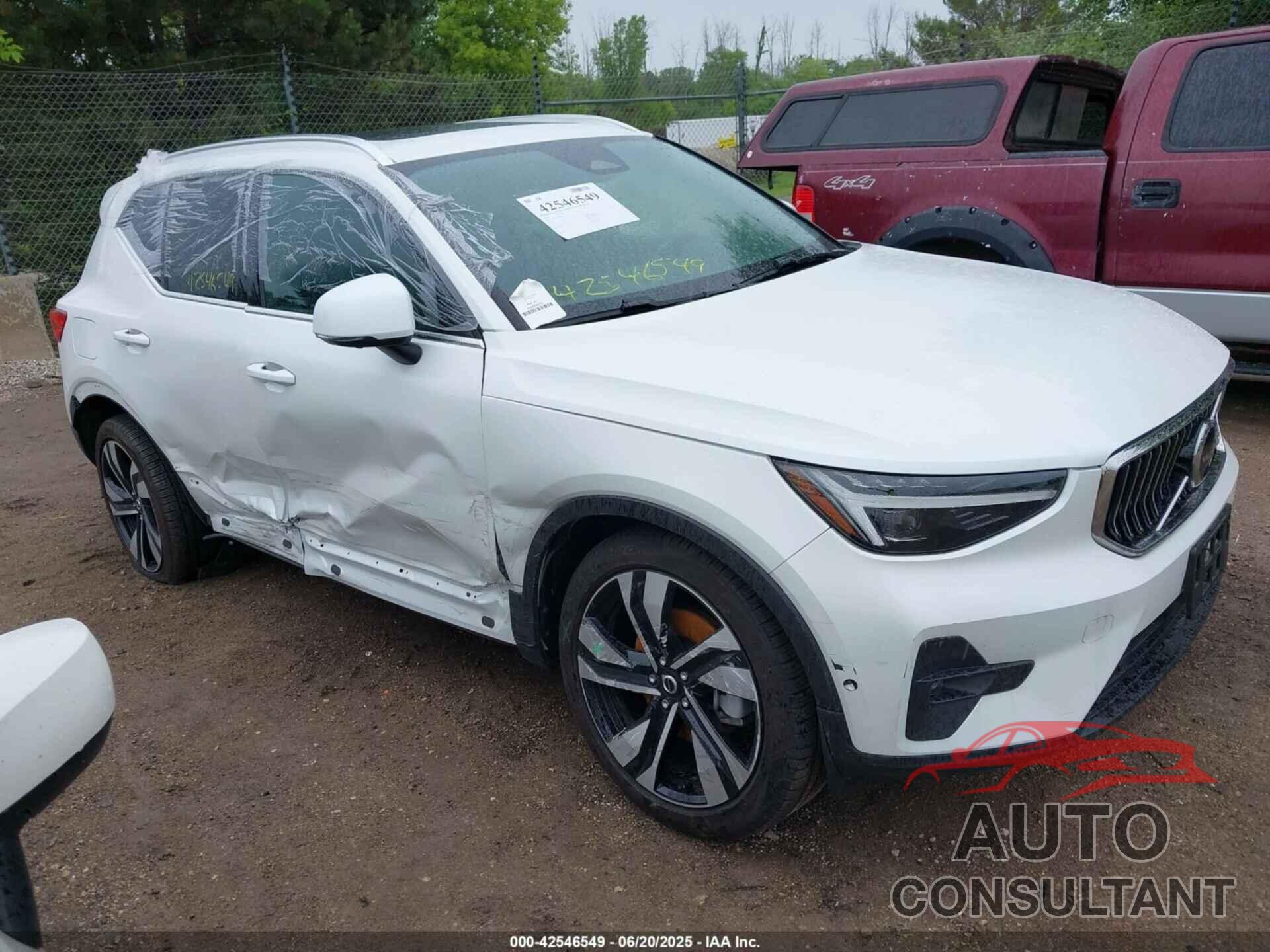 VOLVO XC40 2024 - YV4L12UF8R2265543