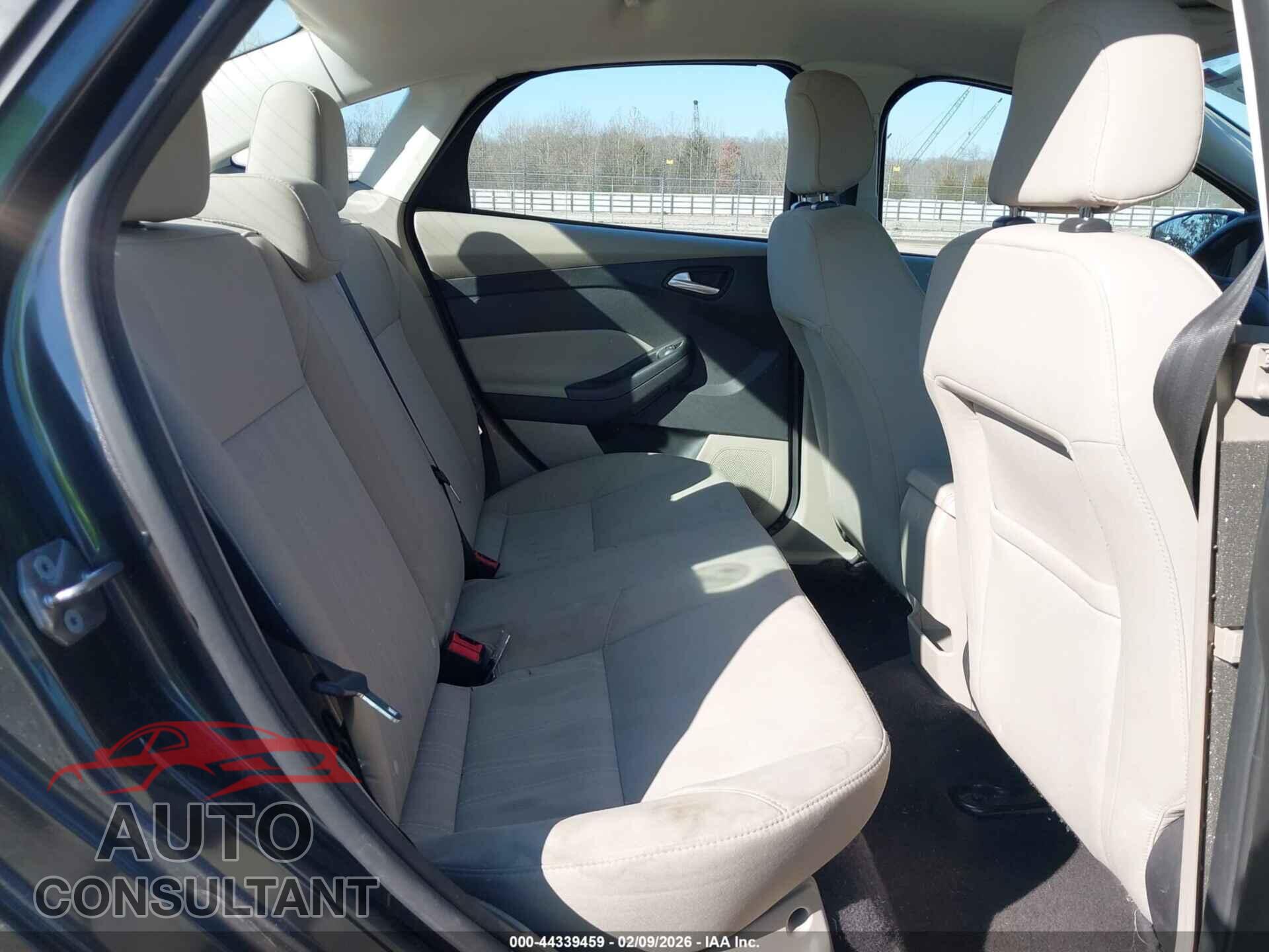 FORD FOCUS 2018 - 1FADP3F27JL252017