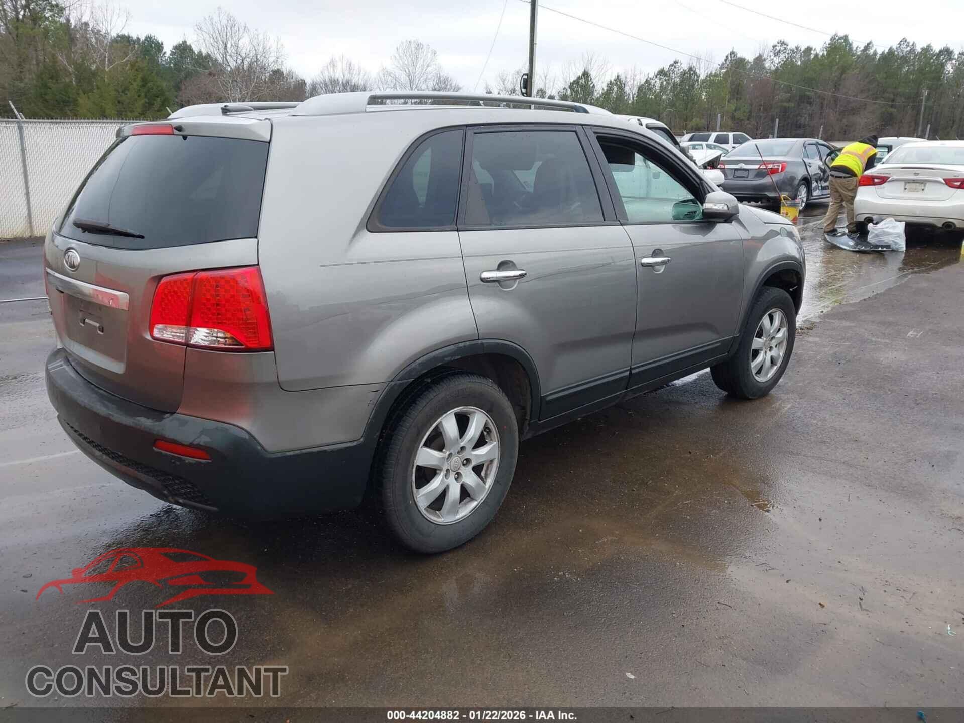 KIA SORENTO 2011 - 5XYKT4A13BG071396