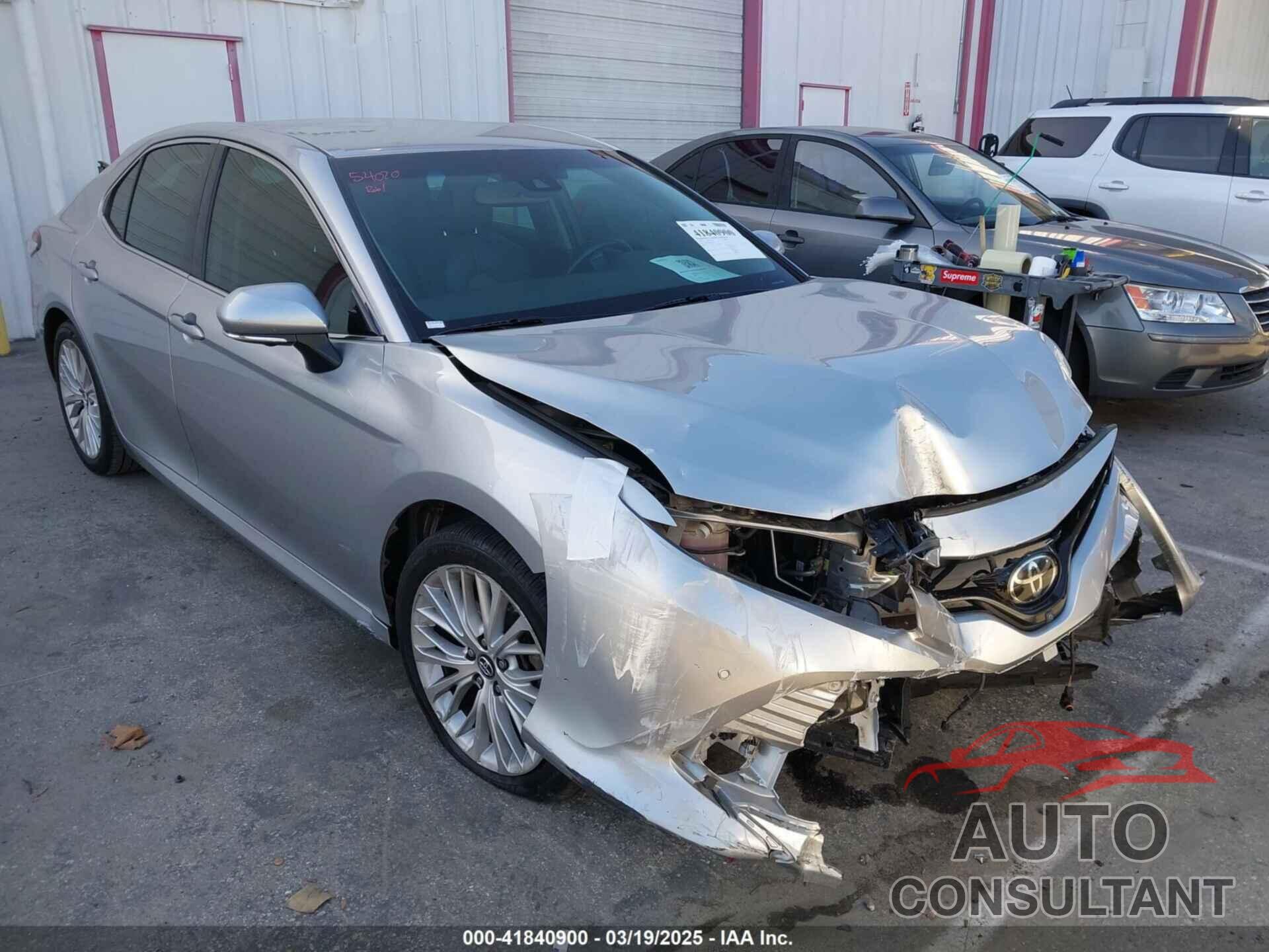 TOYOTA CAMRY 2018 - 4T1B11HK2JU015672