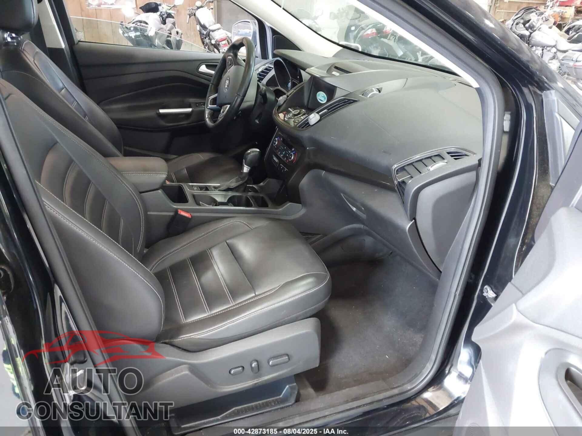 FORD ESCAPE 2017 - 1FMCU9J90HUB62035