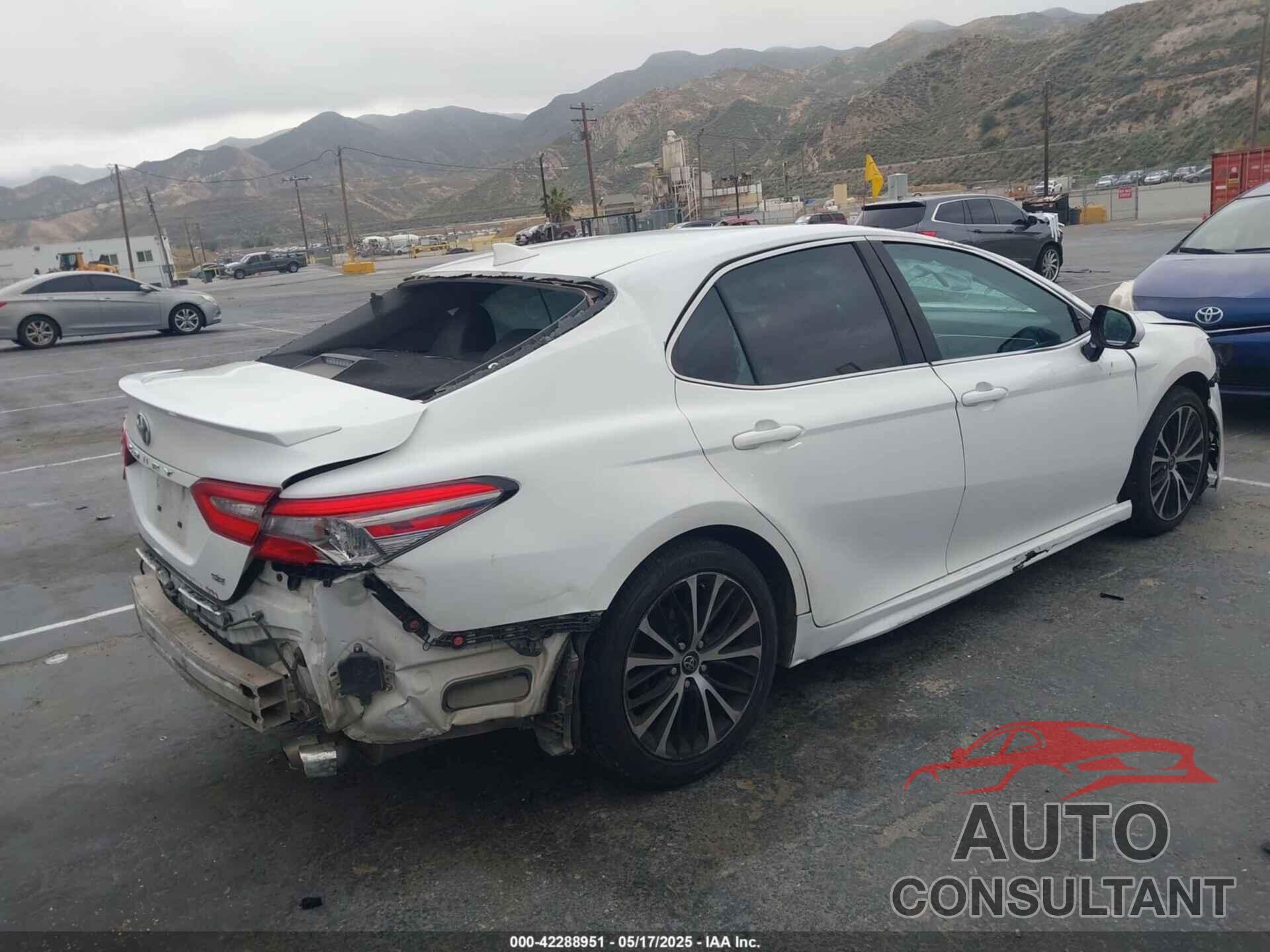 TOYOTA CAMRY 2018 - 4T1B11HK9JU509026
