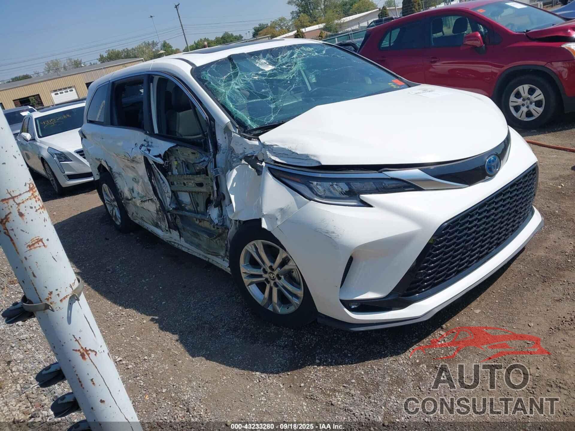 TOYOTA SIENNA 2021 - 5TDXSKFC8MS002829