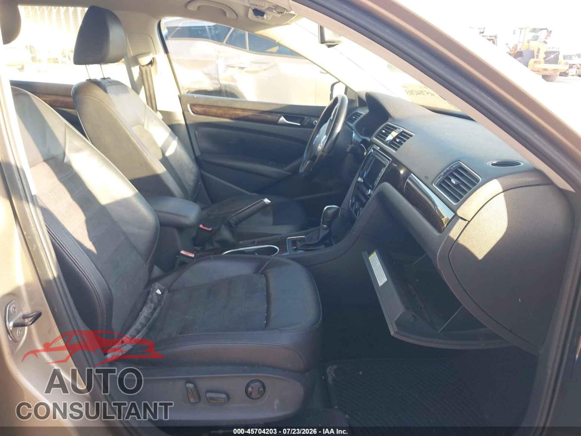 VOLKSWAGEN PASSAT 2015 - 1VWCV7A36FC007233