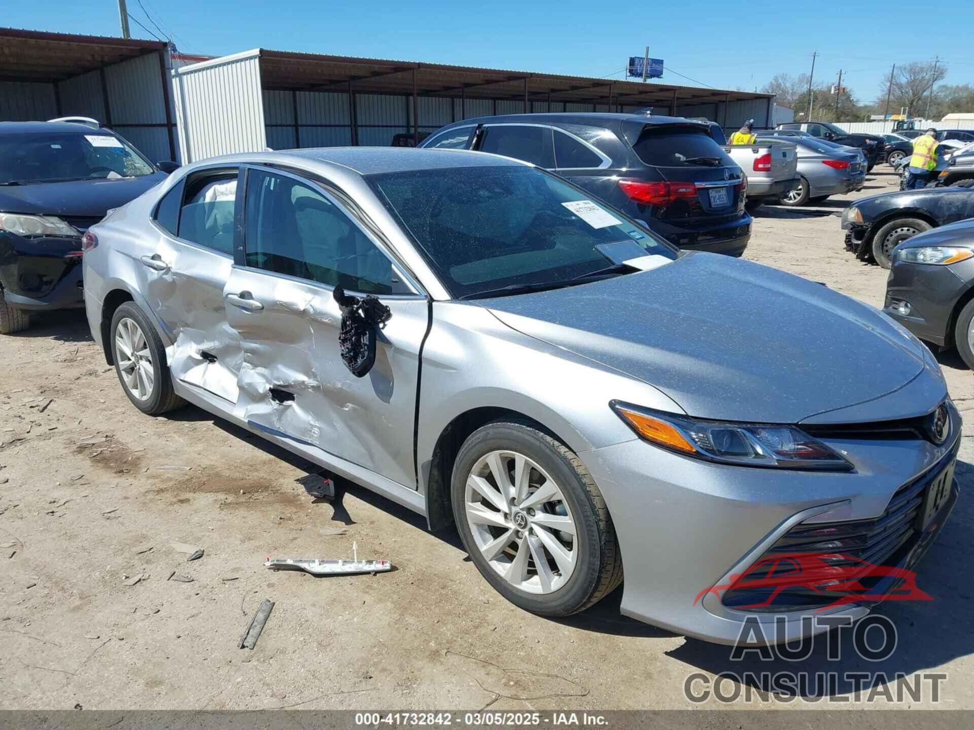 TOYOTA CAMRY 2022 - 4T1C11AK3NU627058