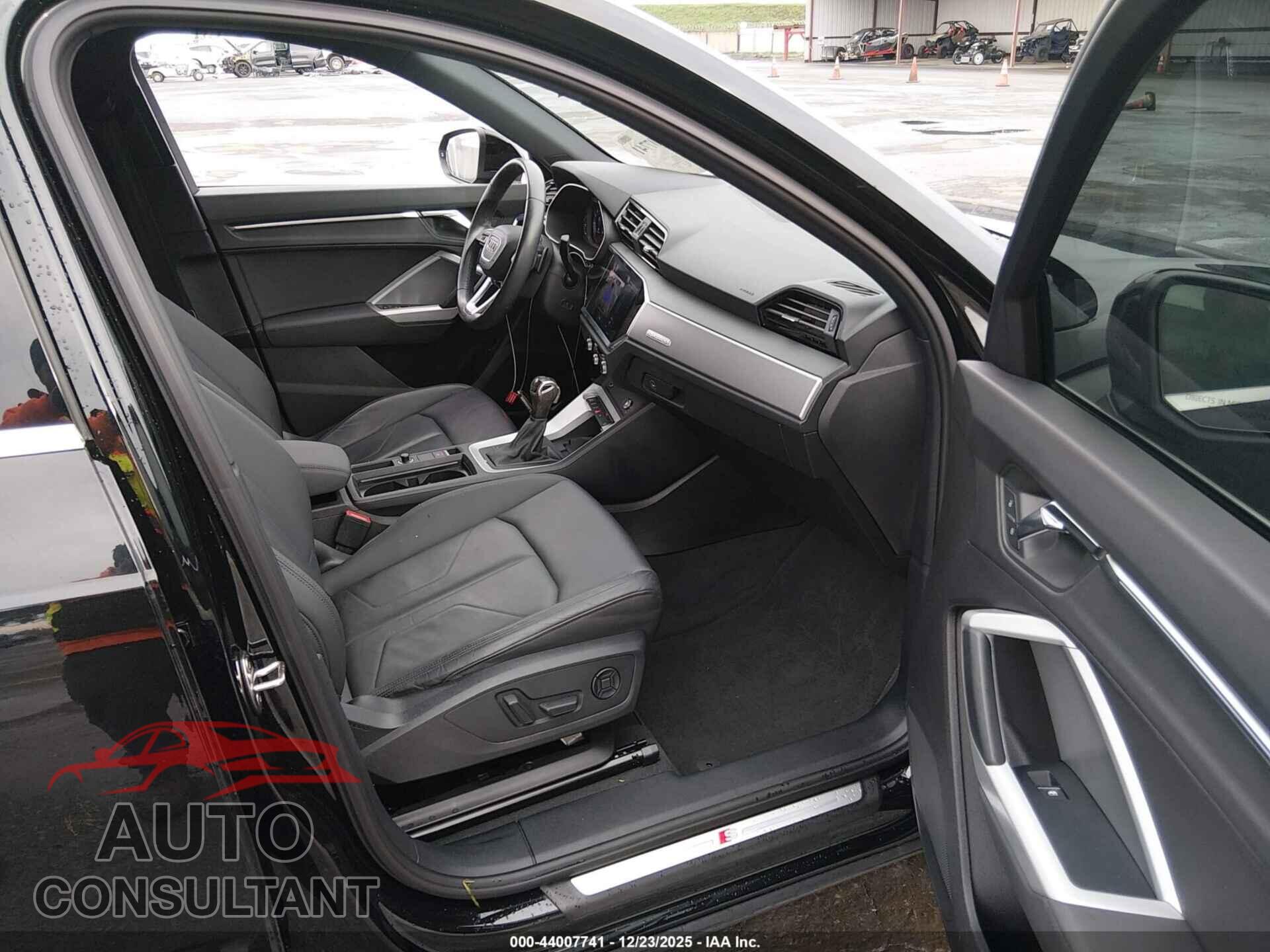 AUDI Q3 2021 - WA1EECF33M1066157