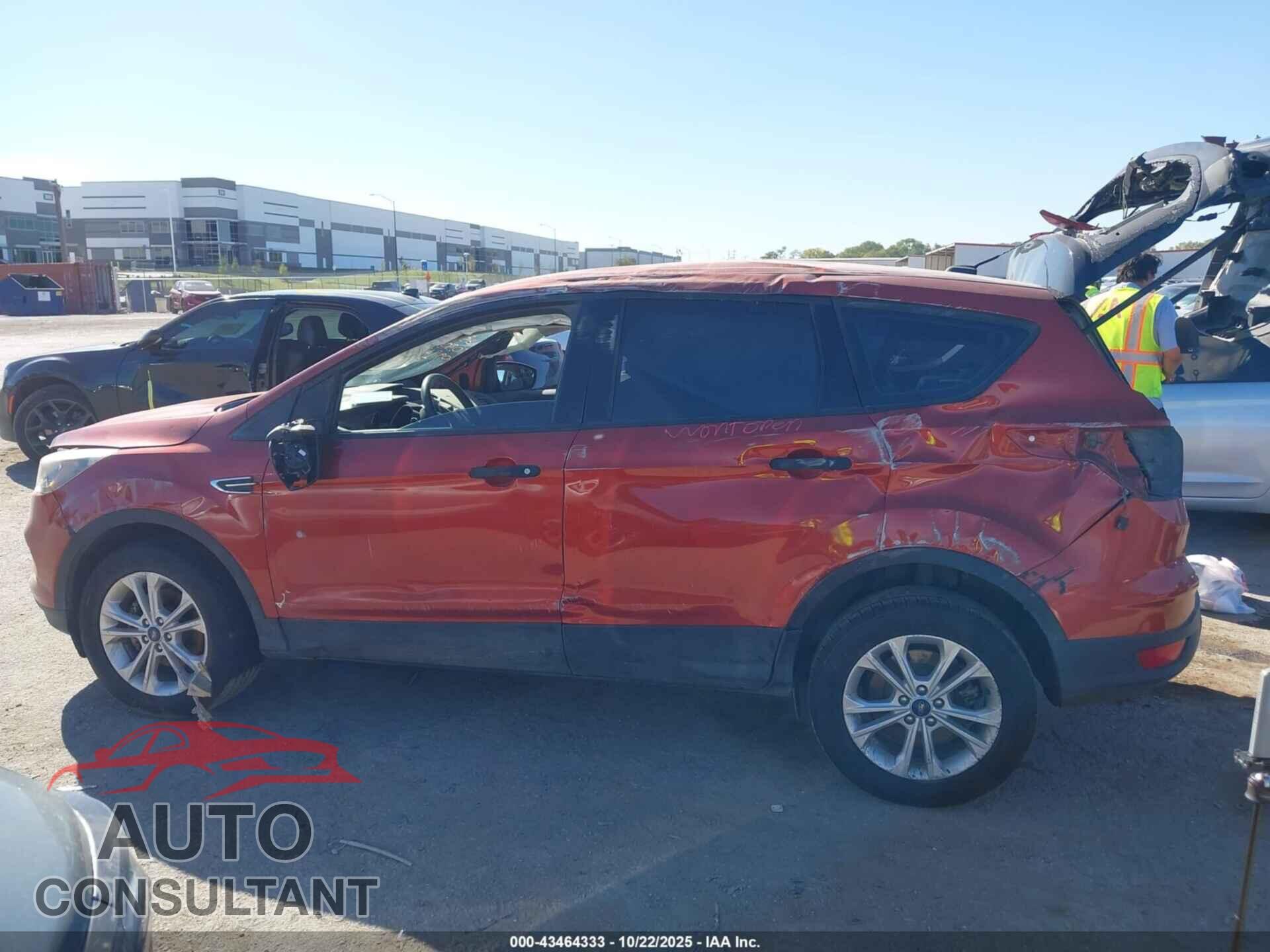 FORD ESCAPE 2019 - 1FMCU0F77KUC03092