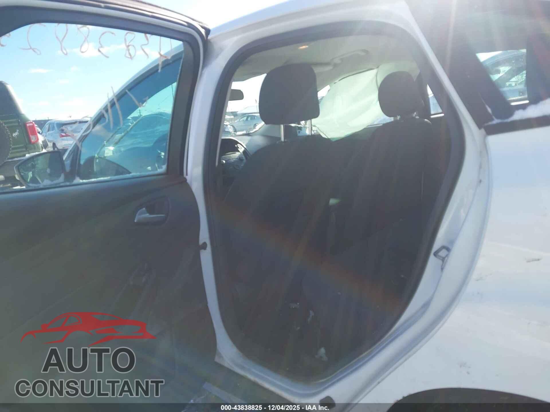 FORD FOCUS 2015 - 1FADP3F24FL347383