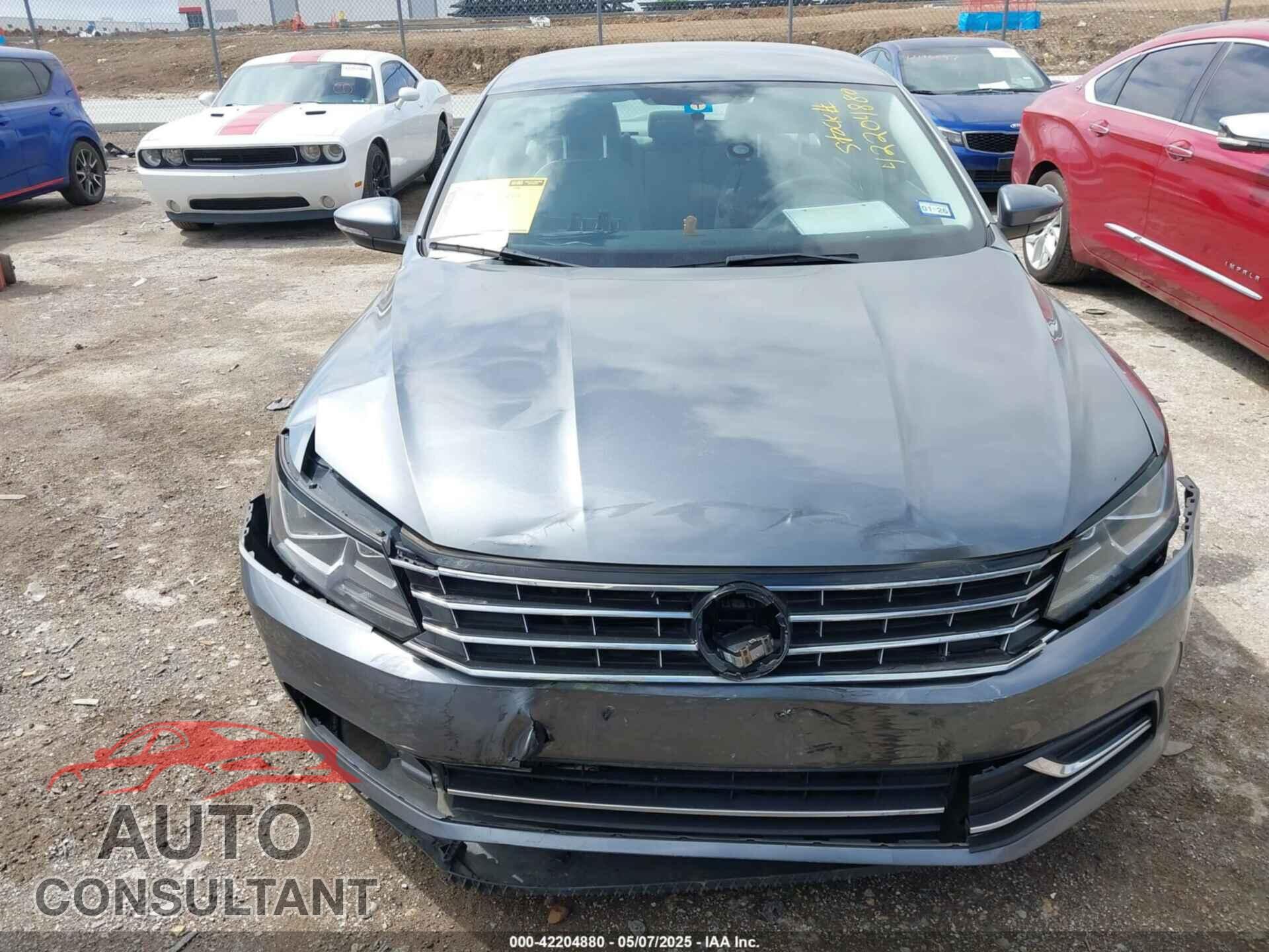 VOLKSWAGEN PASSAT 2017 - 1VWAT7A32HC085122