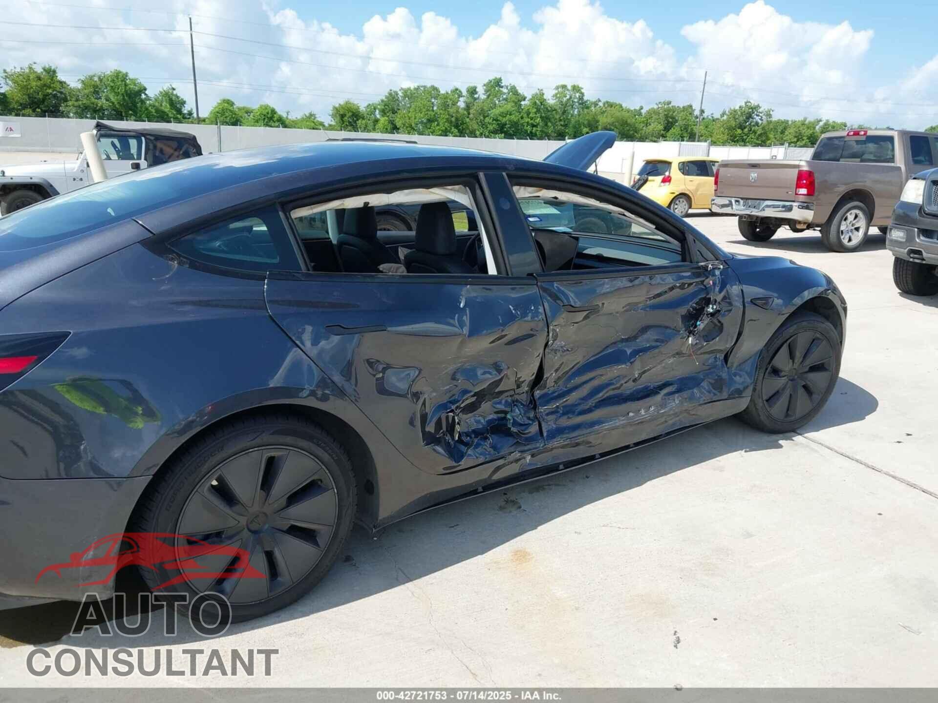 TESLA MODEL 3 2024 - 5YJ3E1EA5RF757111