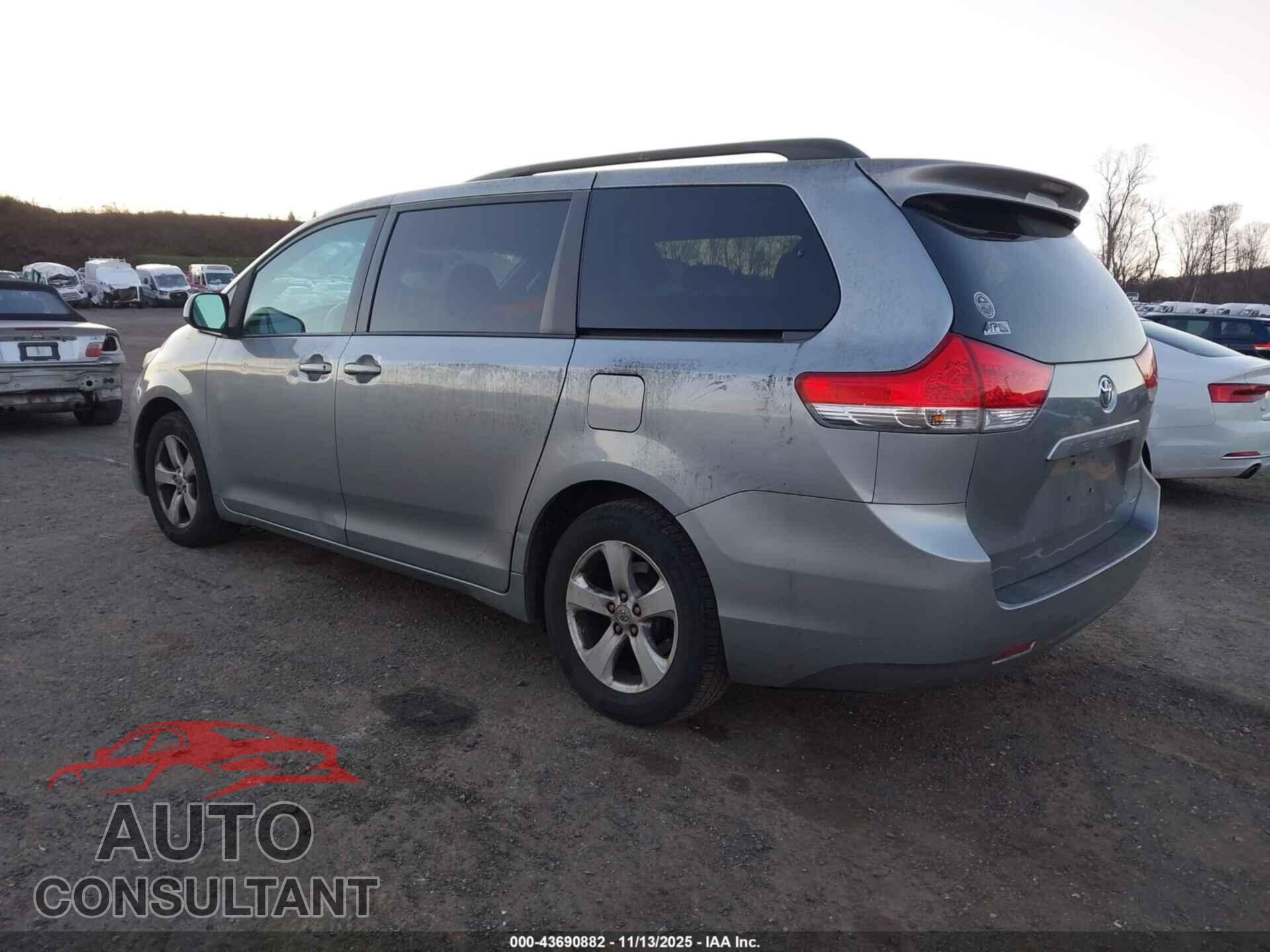 TOYOTA SIENNA 2011 - 5TDKK3DC5BS045721