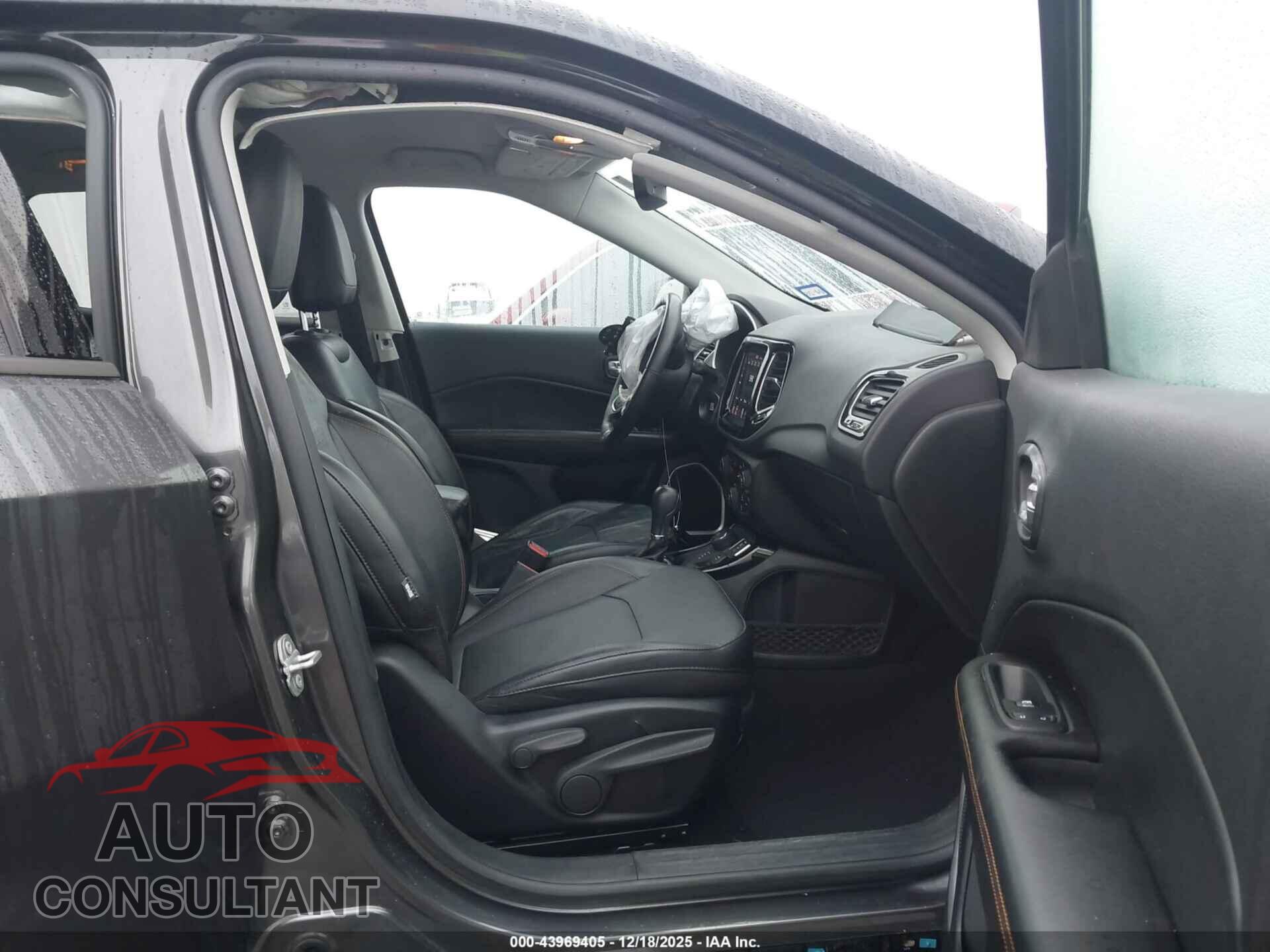 JEEP COMPASS 2021 - 3C4NJDCB4MT556893