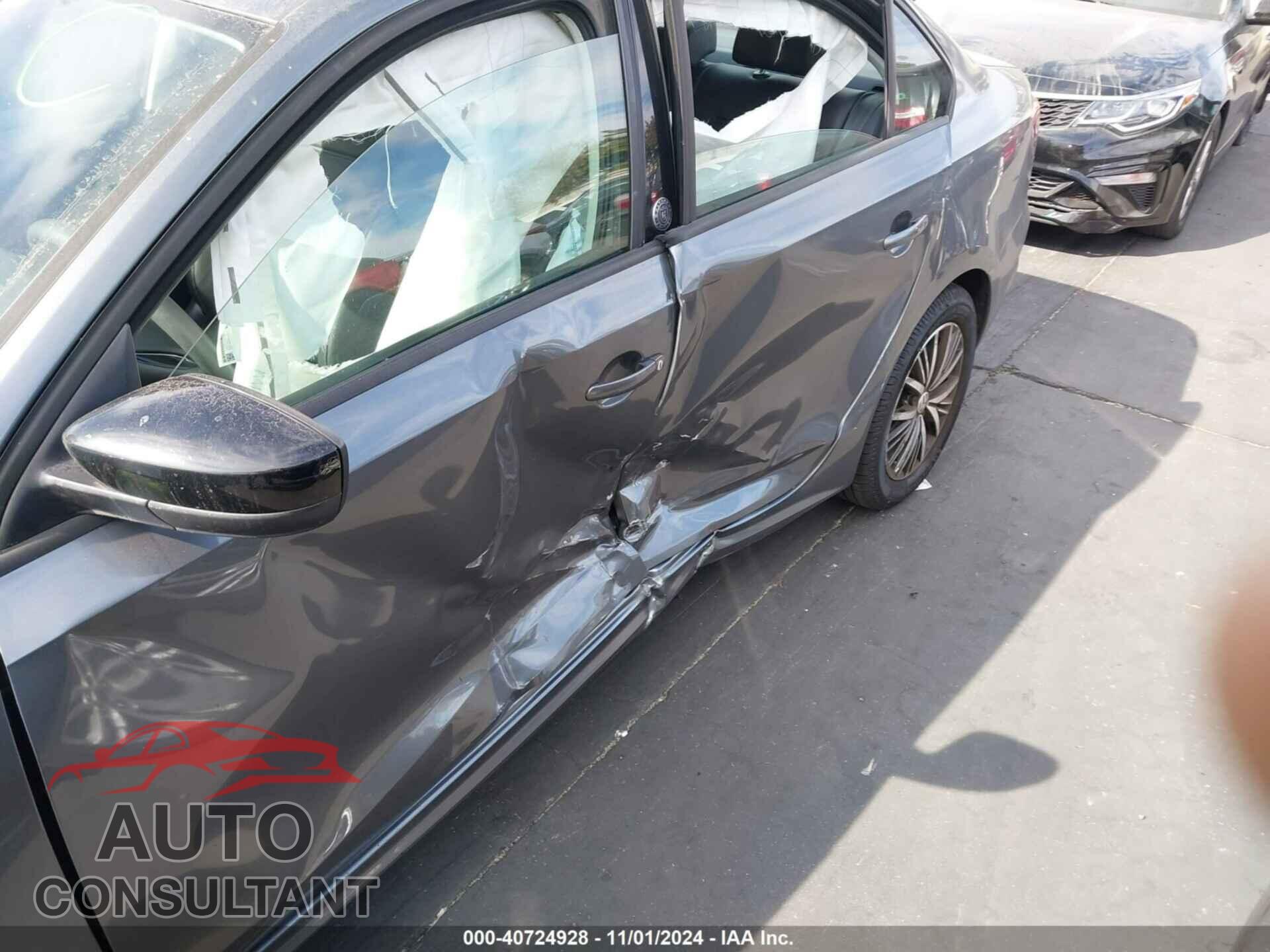VOLKSWAGEN JETTA 2018 - 3VWDB7AJ9JM211933