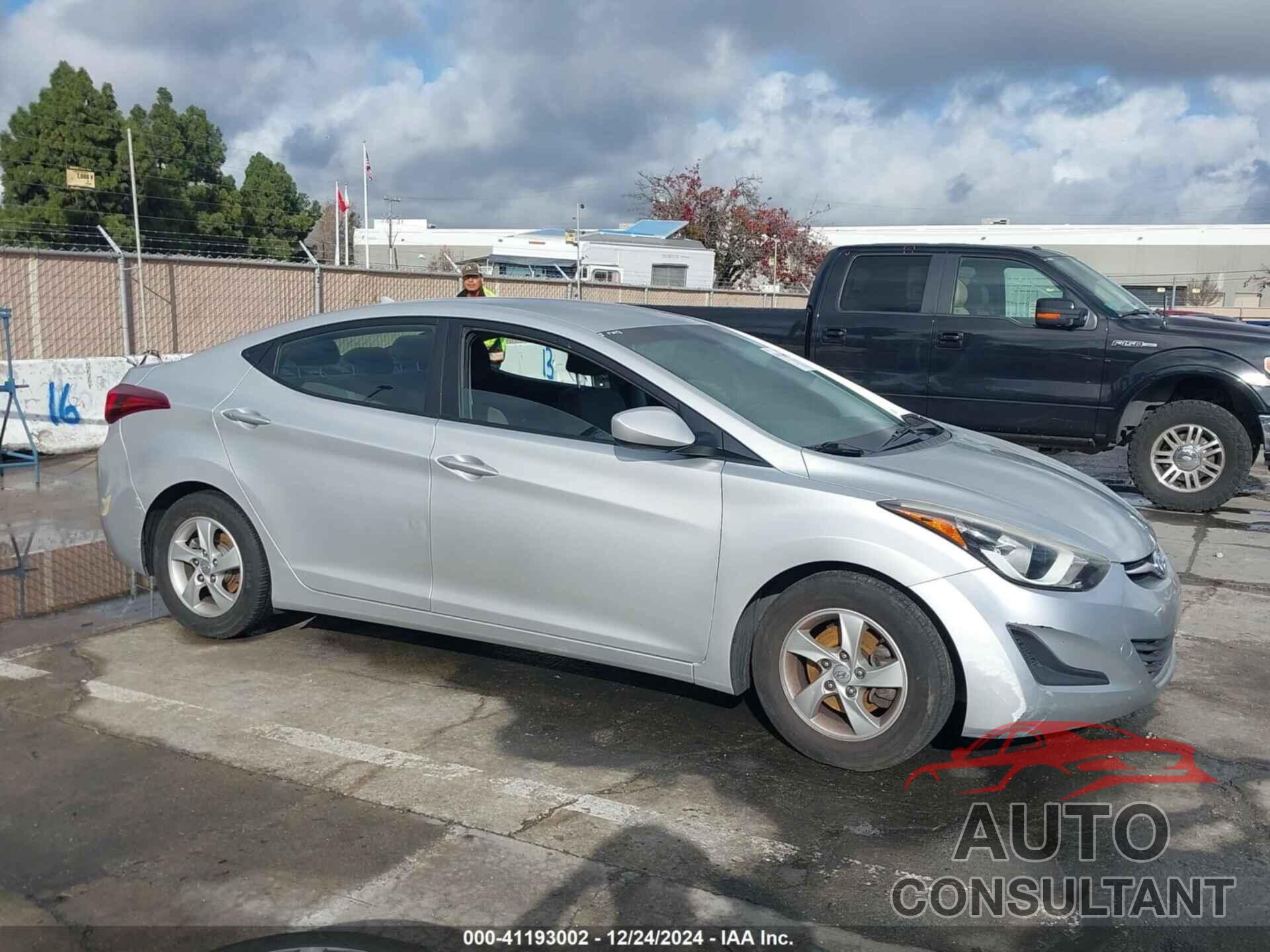 HYUNDAI ELANTRA 2015 - KMHDH4AE4FU388116