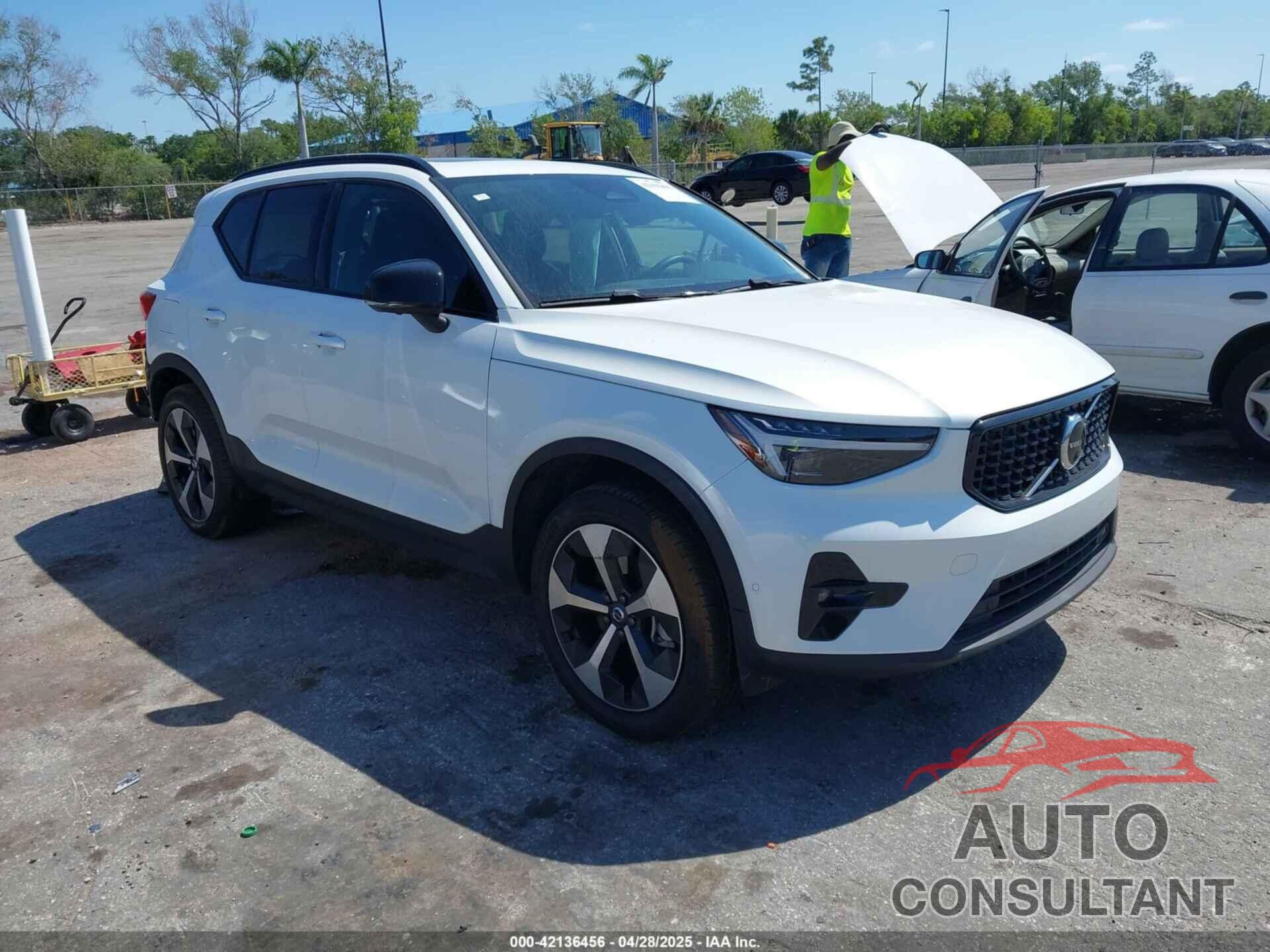 VOLVO XC40 2025 - YV4L12UC2S2451557