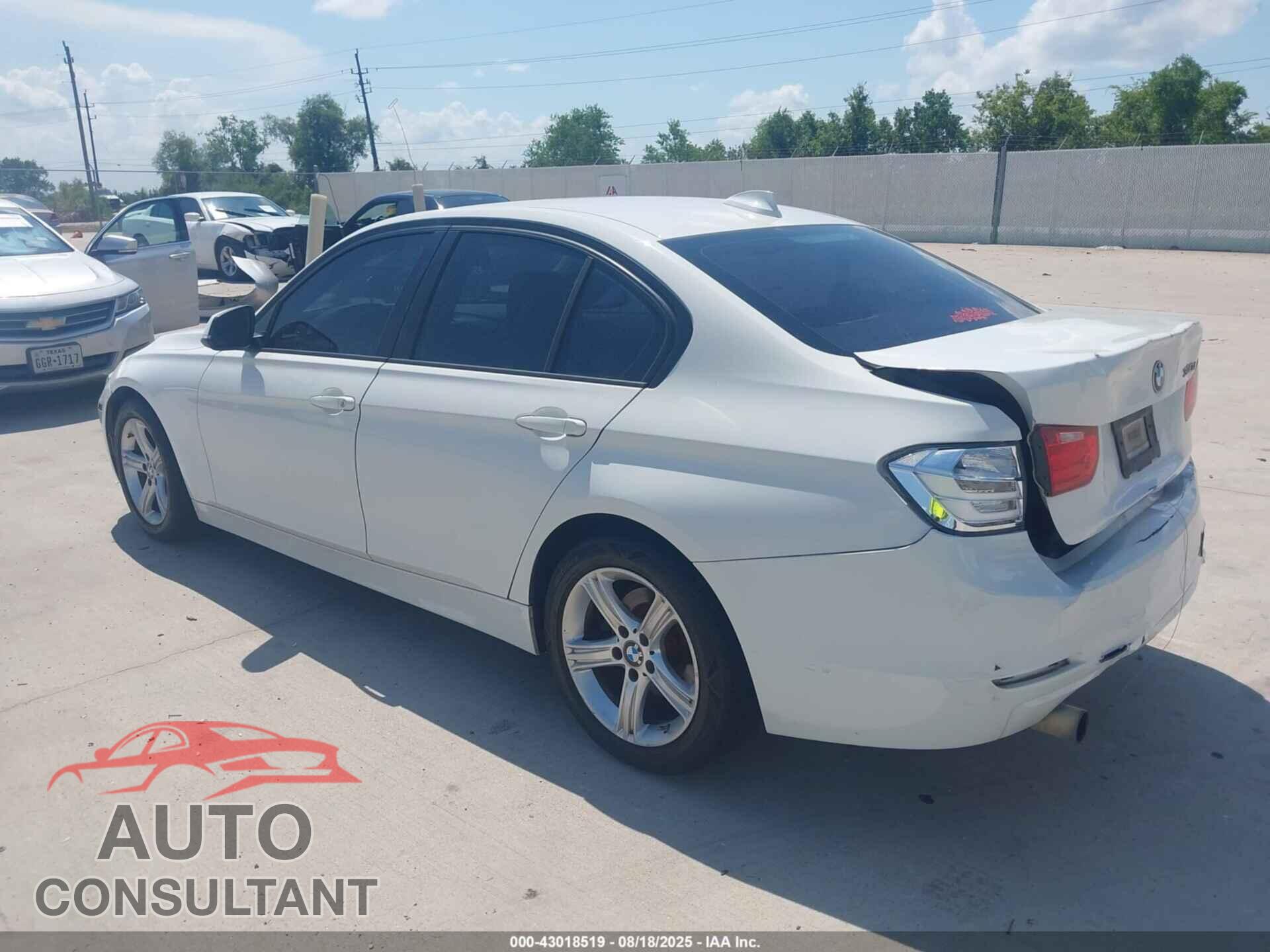 BMW 320I 2013 - WBA3B1C55DF078424