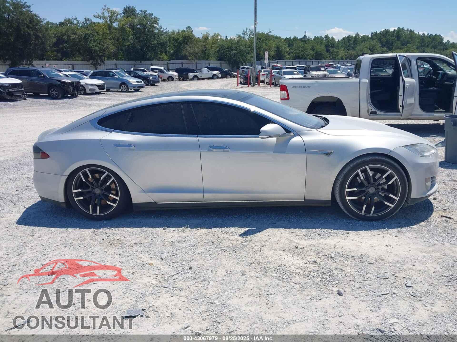 TESLA MODEL S 2013 - 5YJSA1DP8DFP06434