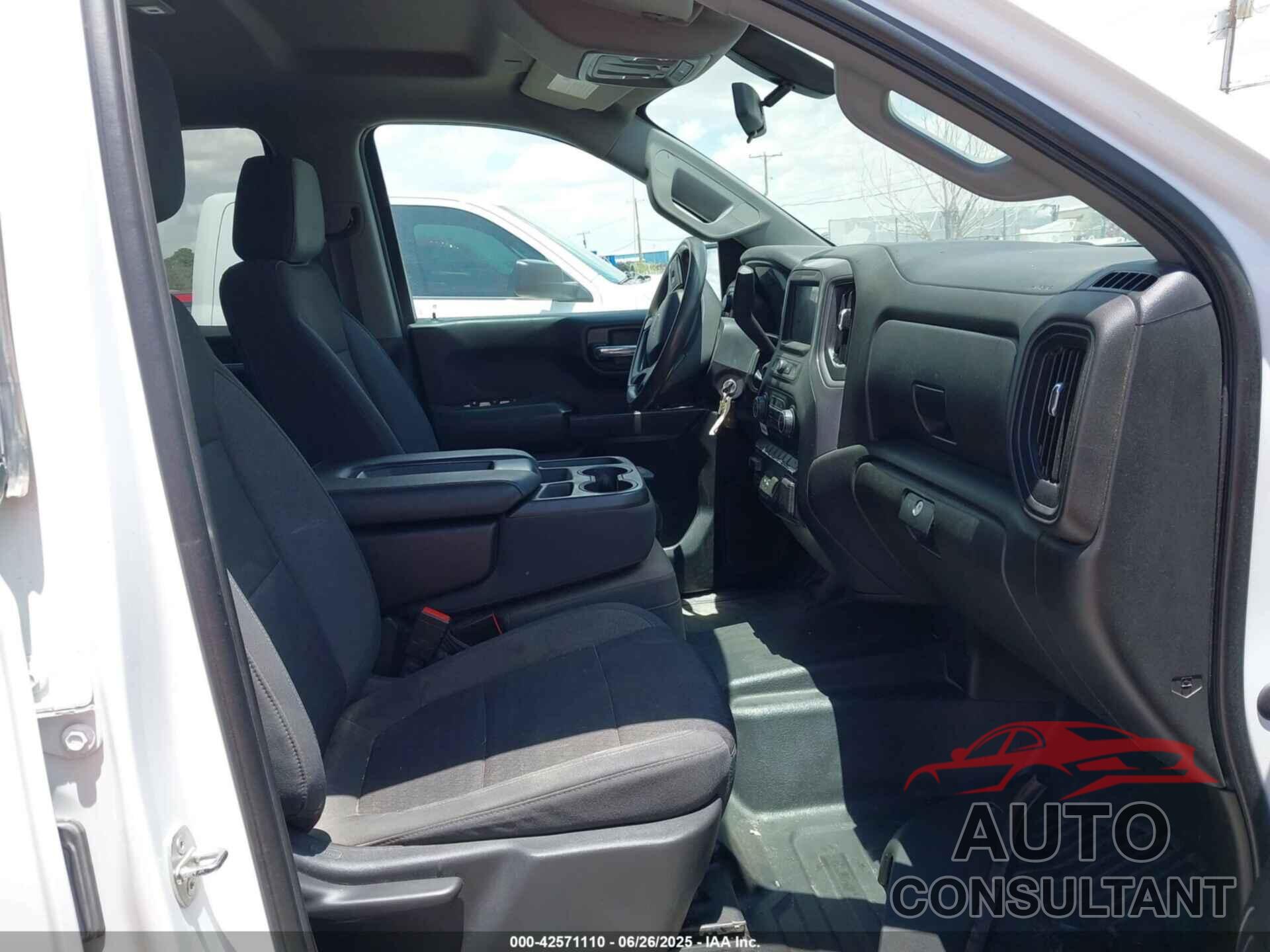 CHEVROLET SILVERADO 1500 2021 - 1GCRYAEF9MZ353034