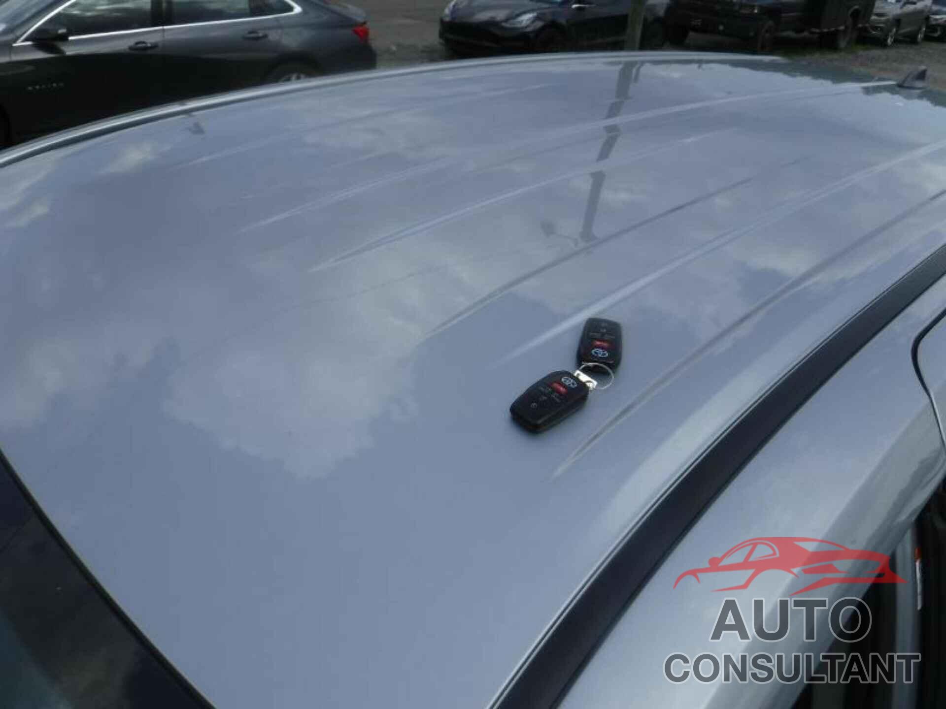 TOYOTA SIENNA 2022 - 5TDKSKFC8NS070446