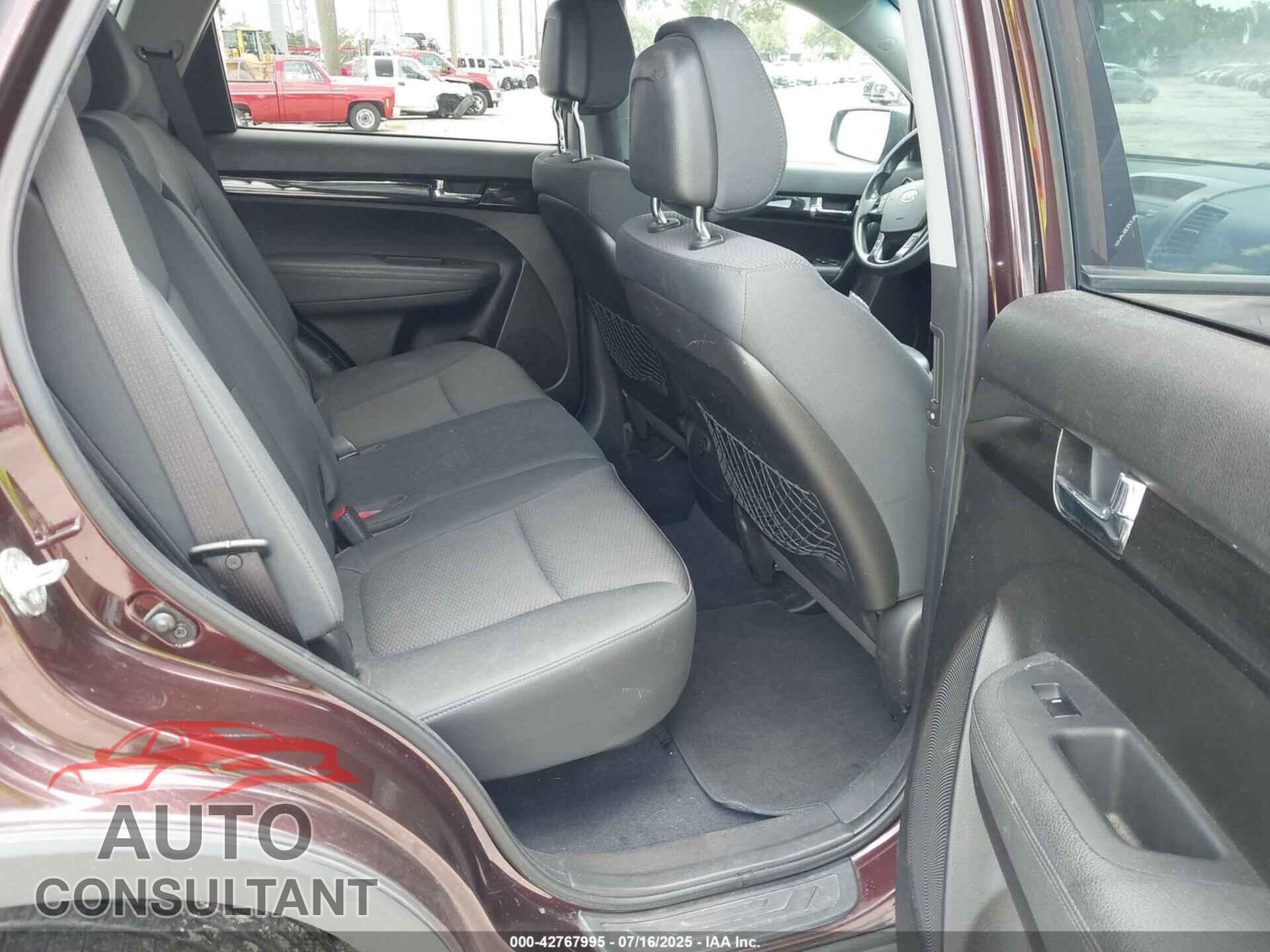 KIA SORENTO 2011 - 5XYKT3A11BG053473