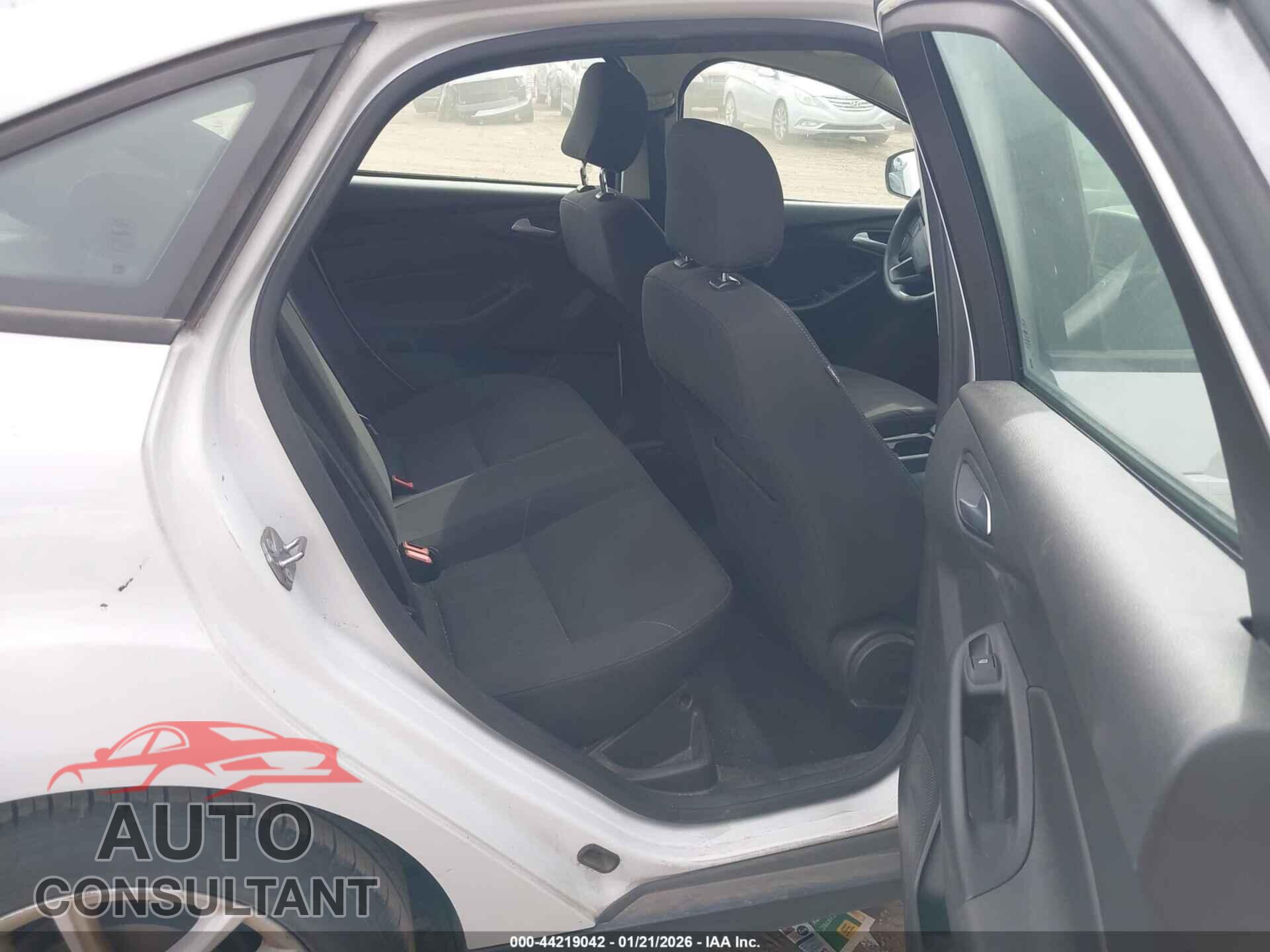 FORD FOCUS 2017 - 1FADP3F28HL234359